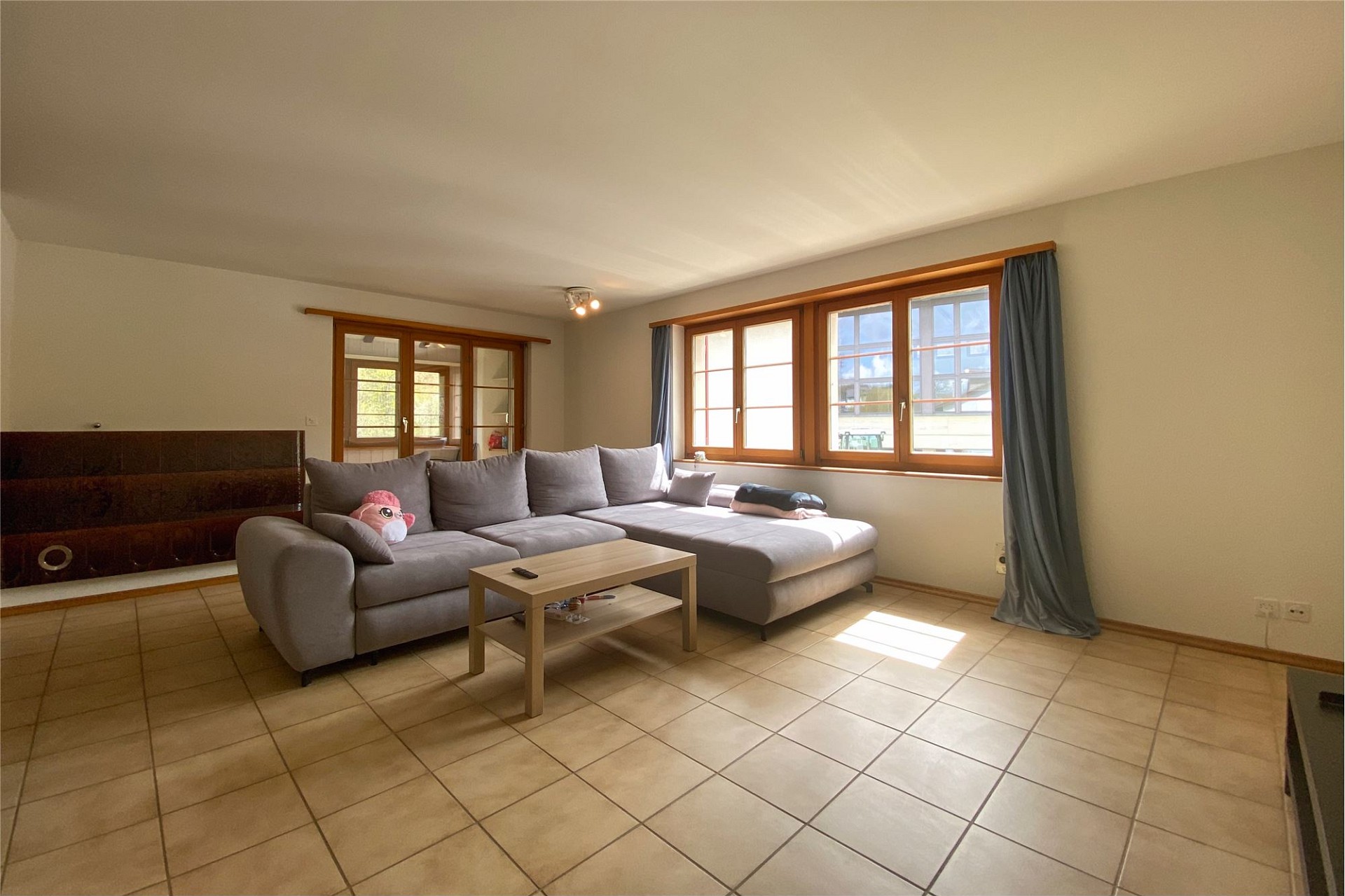 Helles Wohnzimmer mit großer Fensterfront