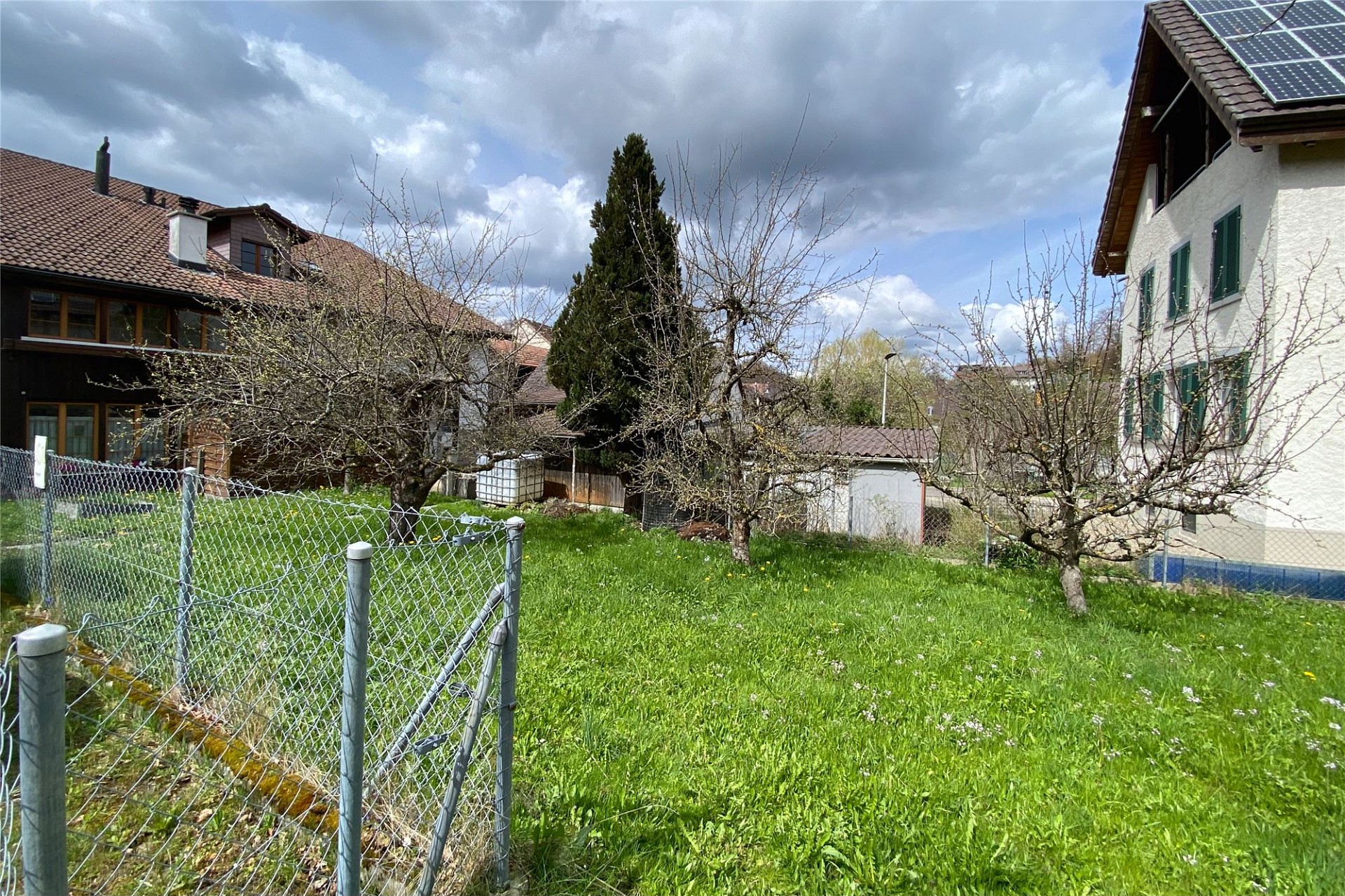 Garten mit Wohnhäusern