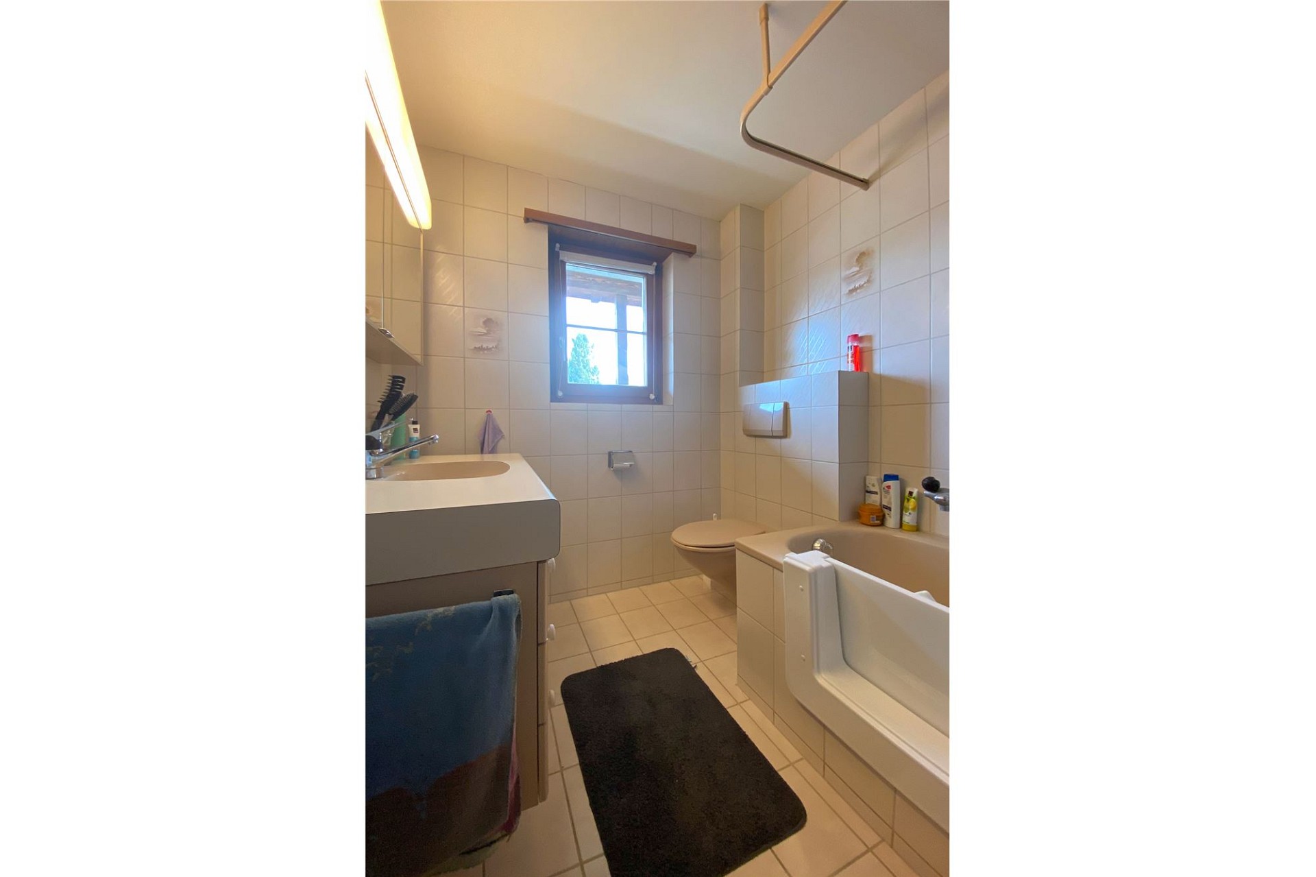 Badezimmer mit Badewanne und Fenster