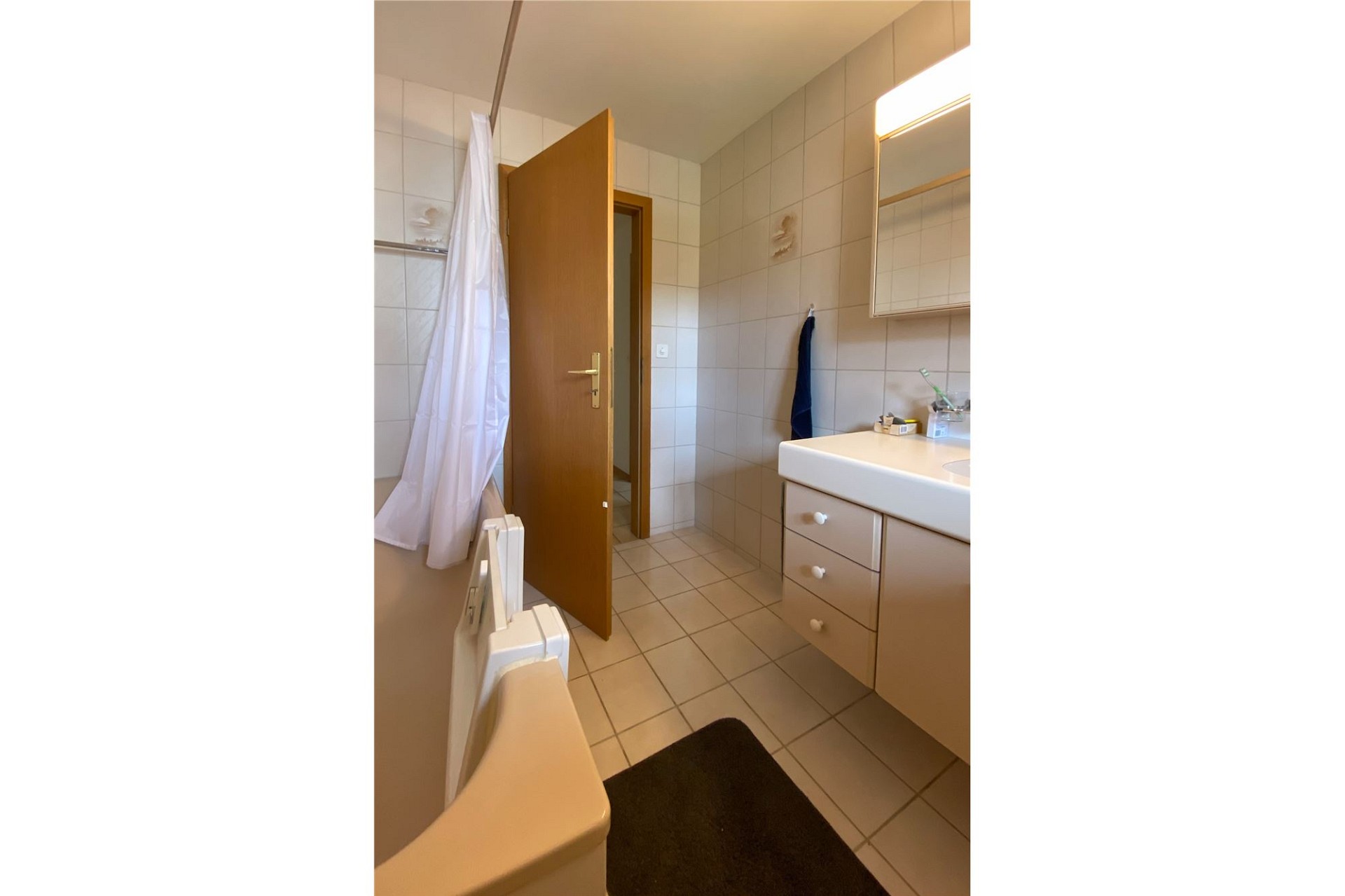 Kleines Badezimmer mit Fliesen und Holzdekor