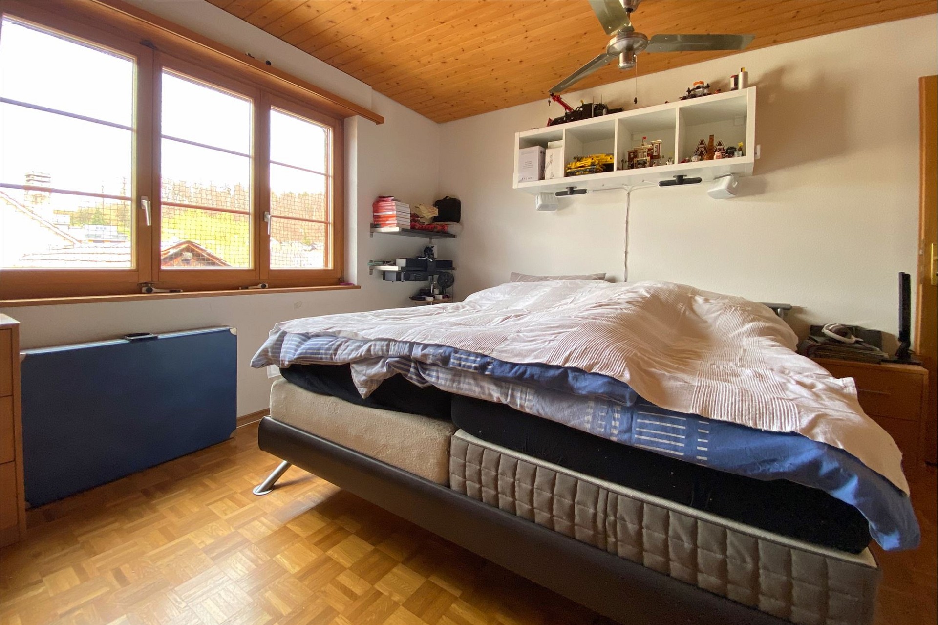 Schlafzimmer mit Holzdecke und großem Fenster