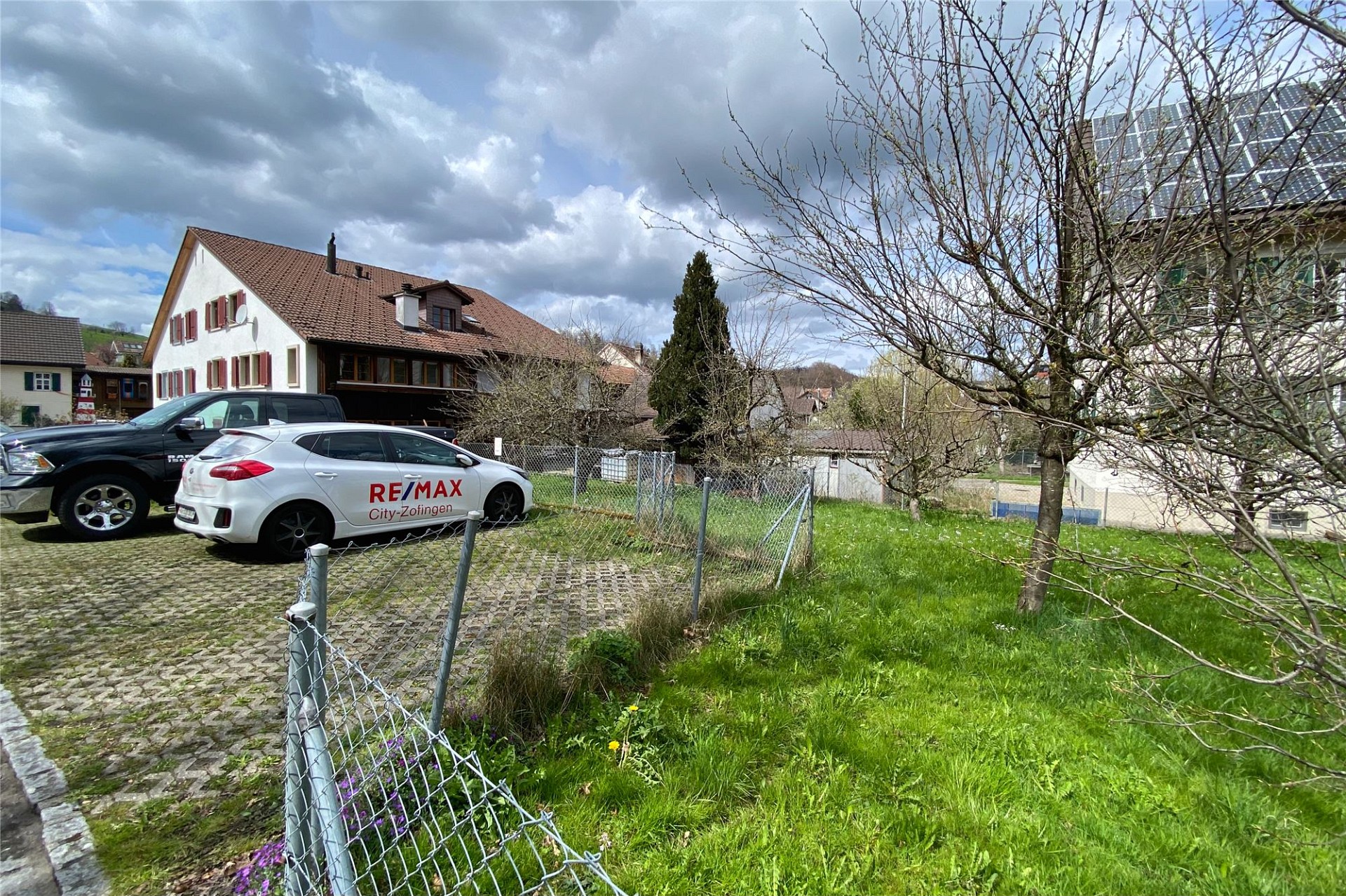 Wohnhaus mit Garten und Stellplatz