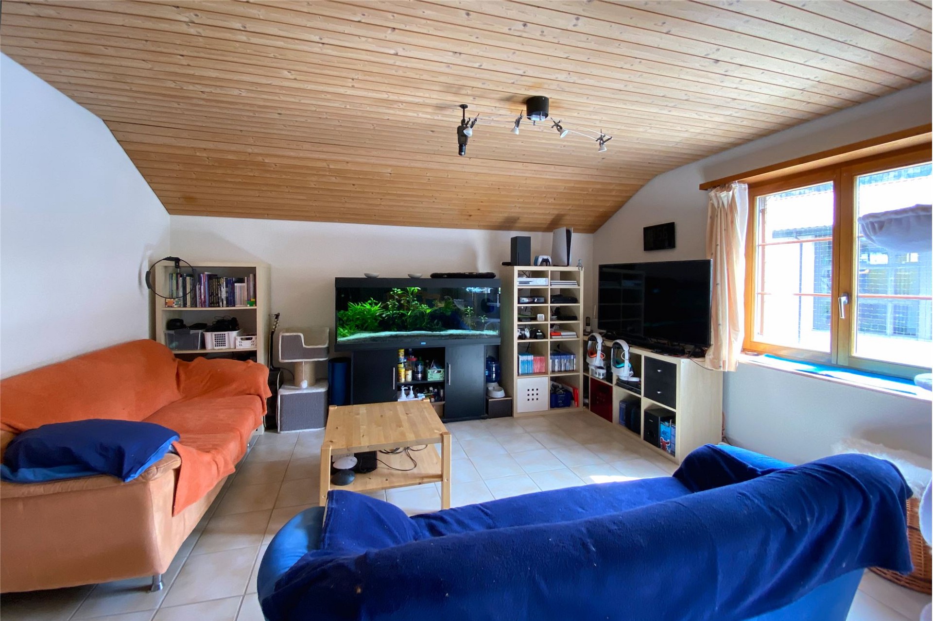 Helles Dachgeschoss-Wohnzimmer mit großer Fensterfront