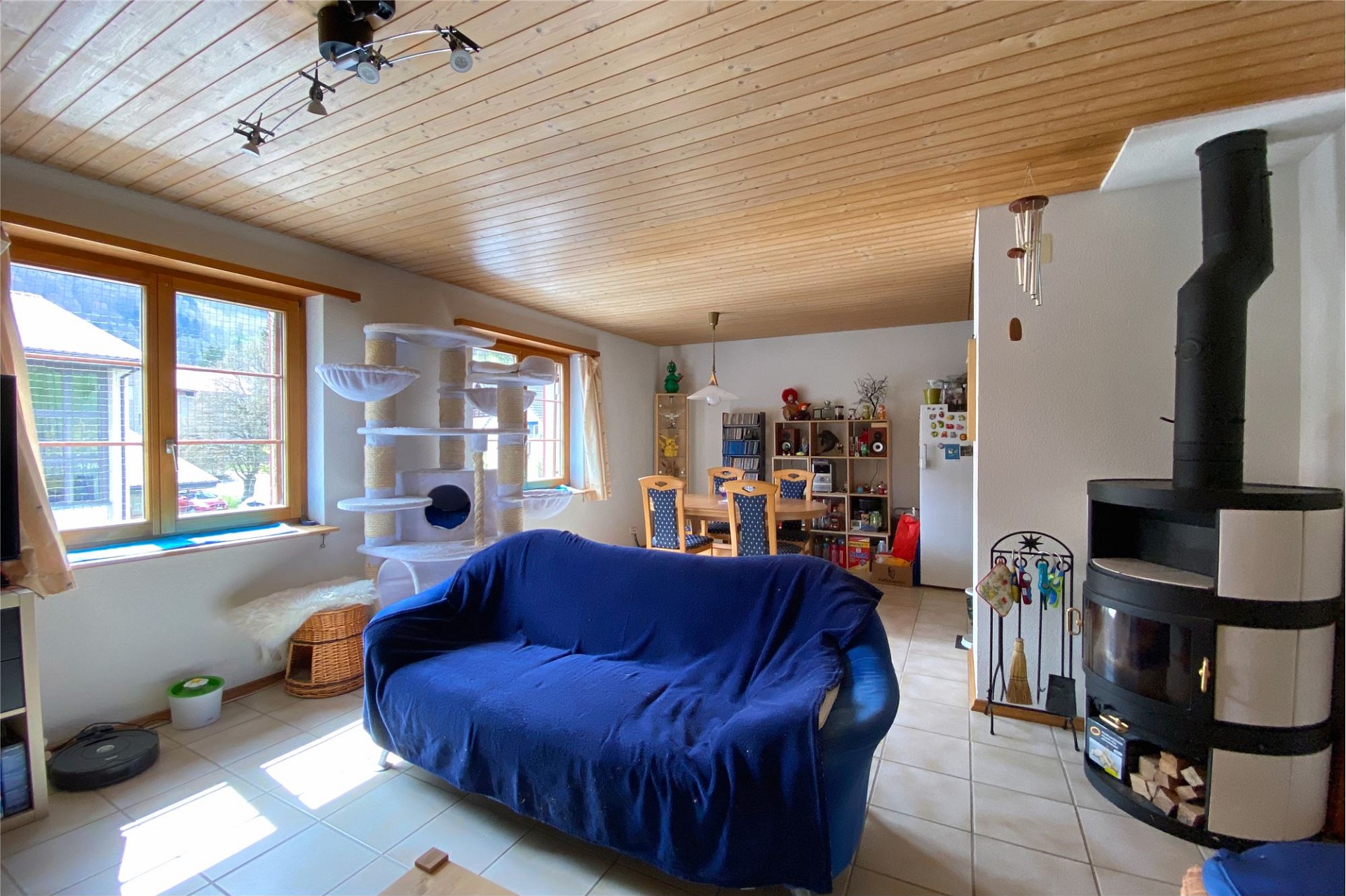 Wohnzimmer mit Ofen und Essbereich