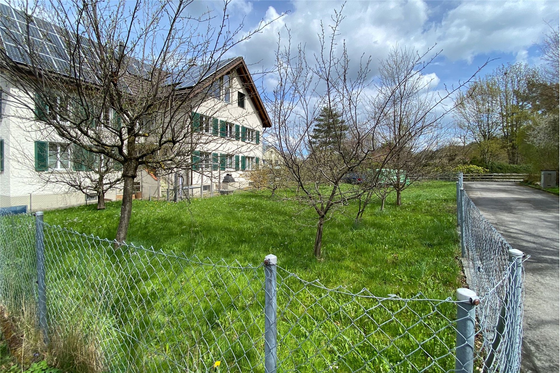 Ländliches Einfamilienhaus mit großem Garten