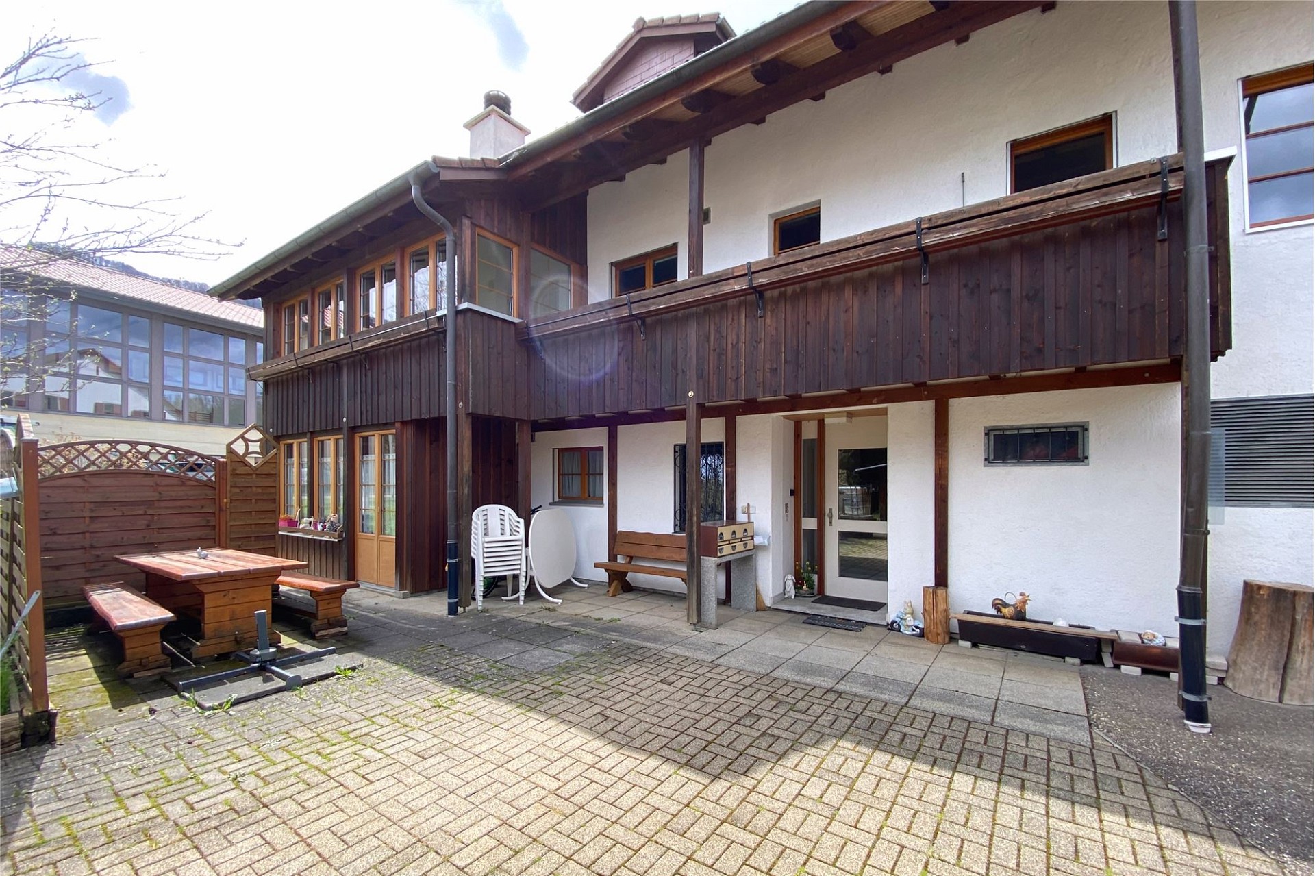 Außenansicht eines Hauses mit Terrasse und Balkon