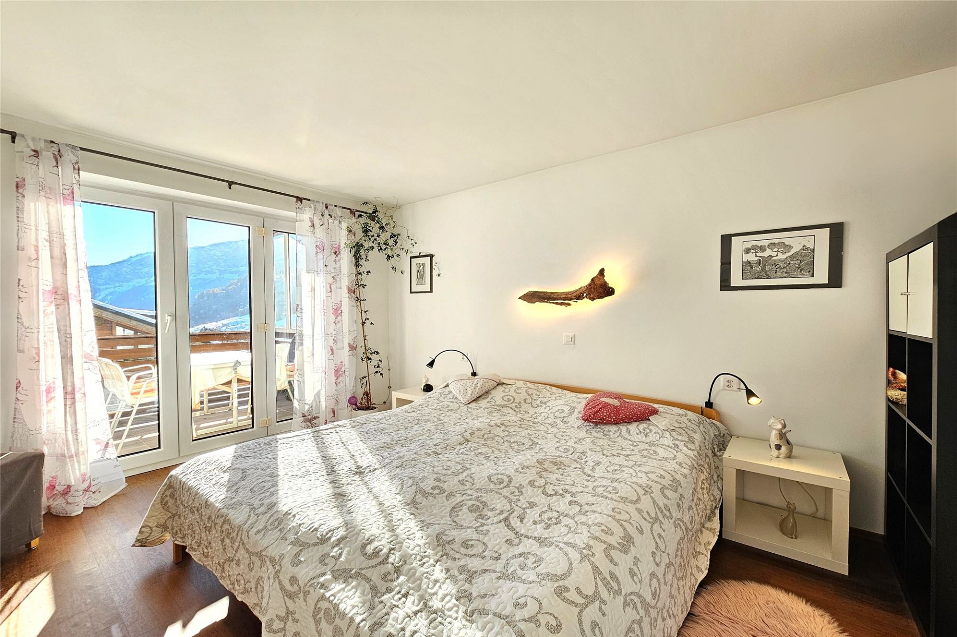 Gemütliches Schlafzimmer mit Balkonblick