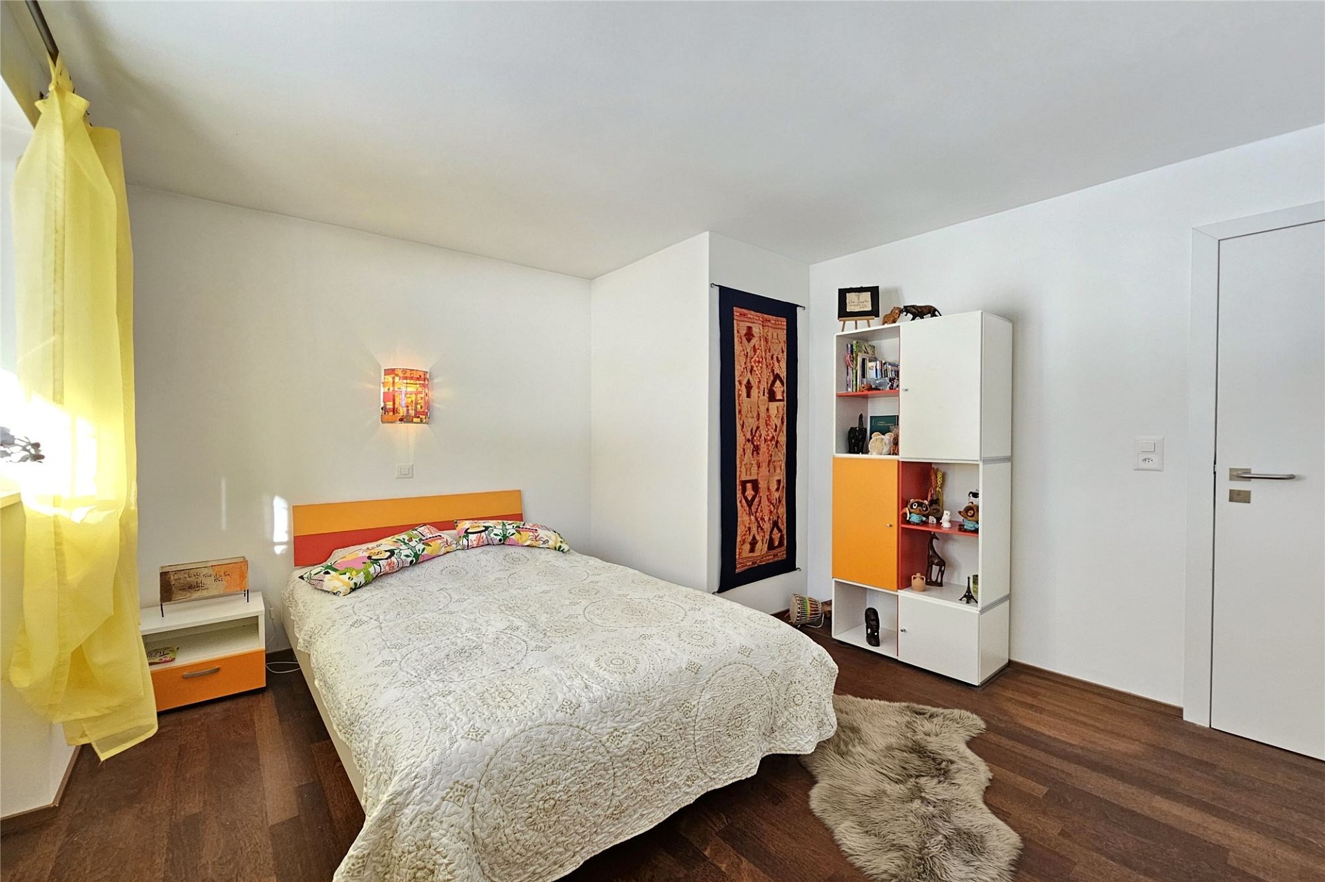 Helles Schlafzimmer mit Holzboden