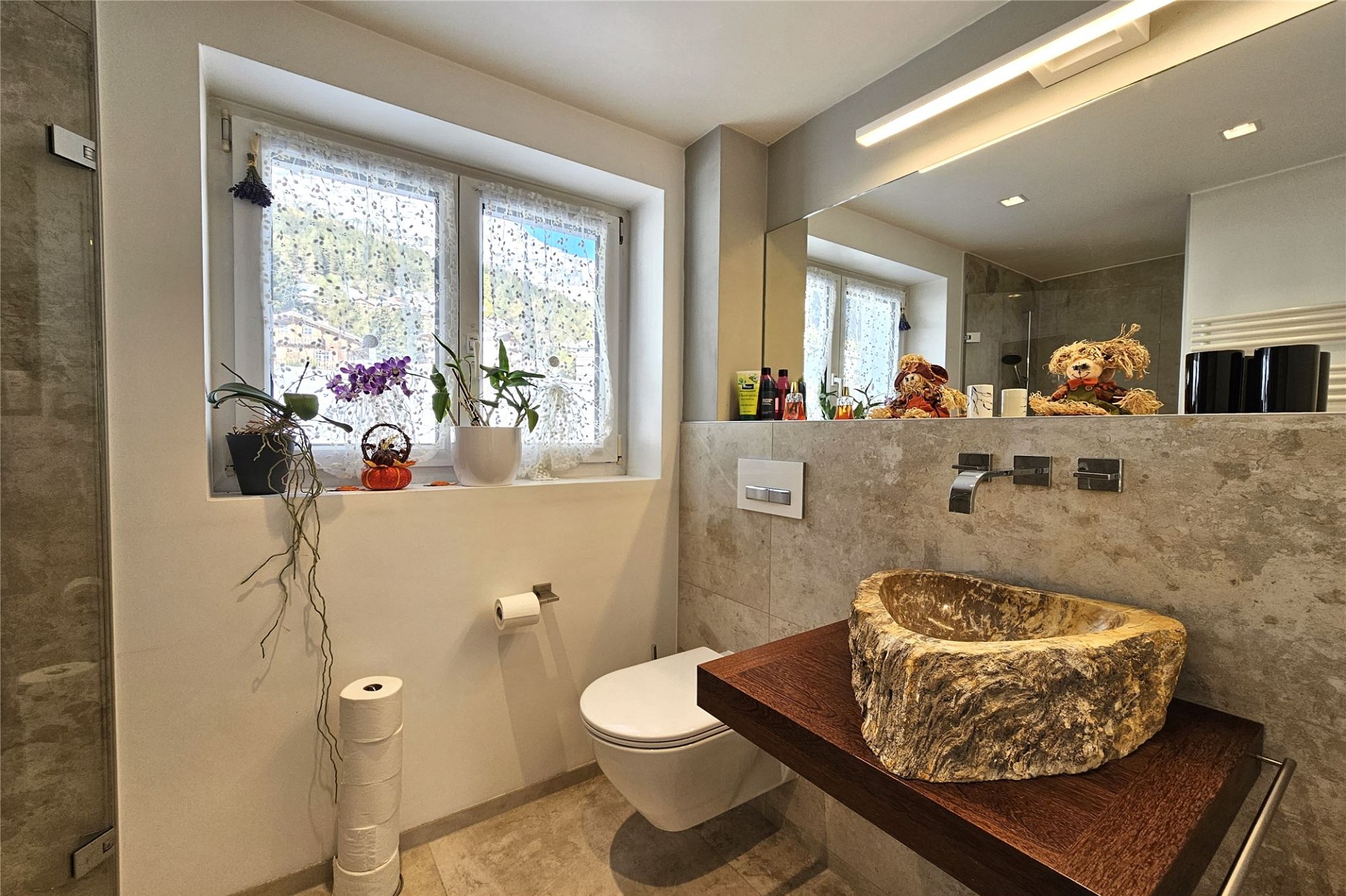 Modernes Gäste-WC mit Naturstein-Waschbecken