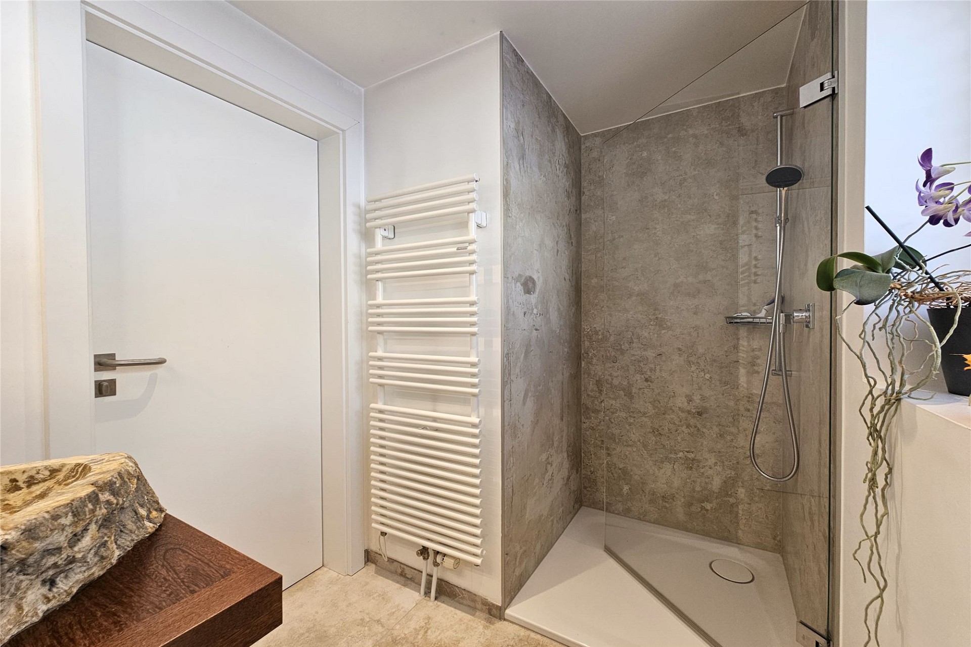 Modernes Badezimmer mit Walk-in-Dusche