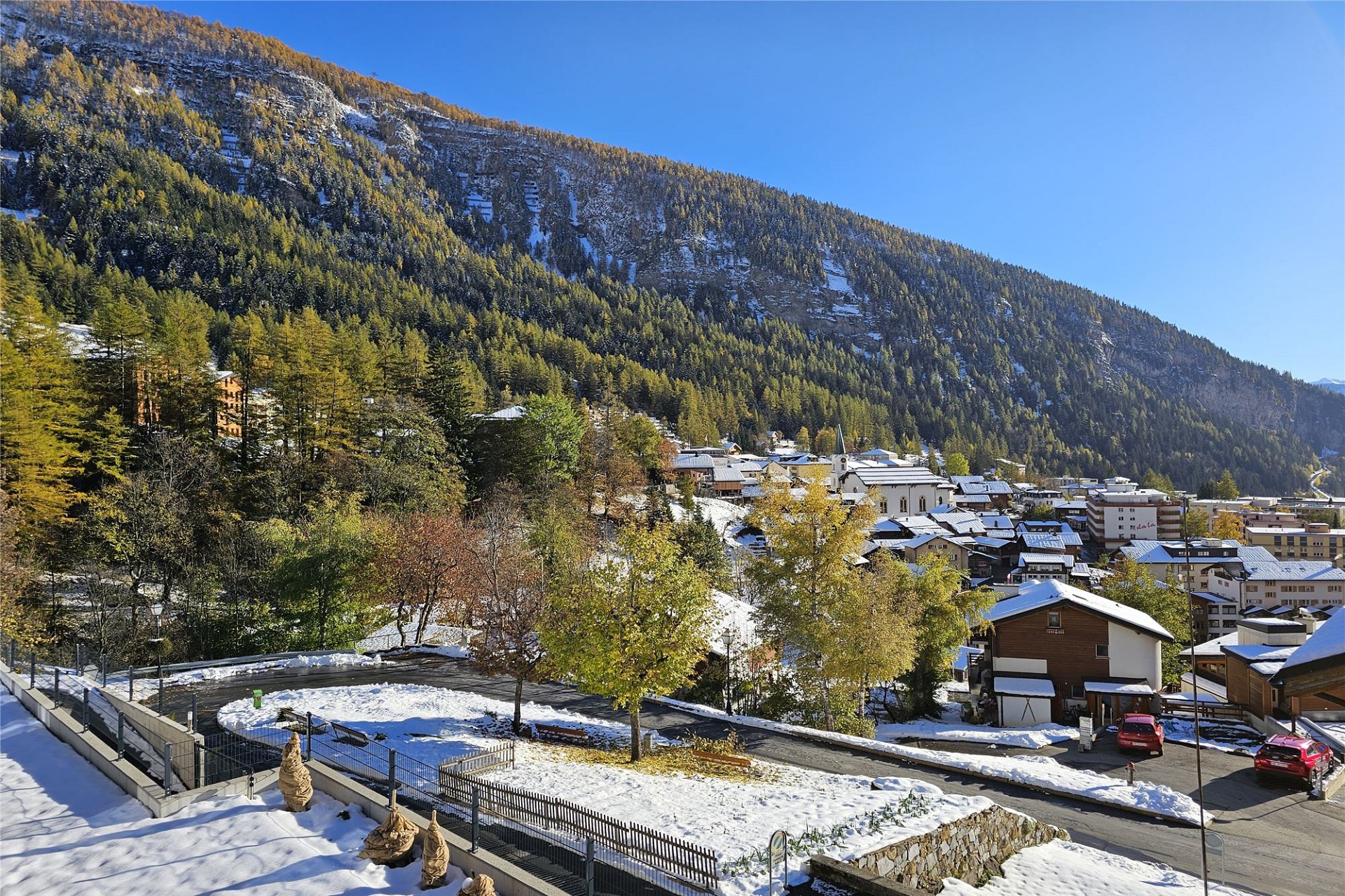 Bergdorf mit Schneelandschaft