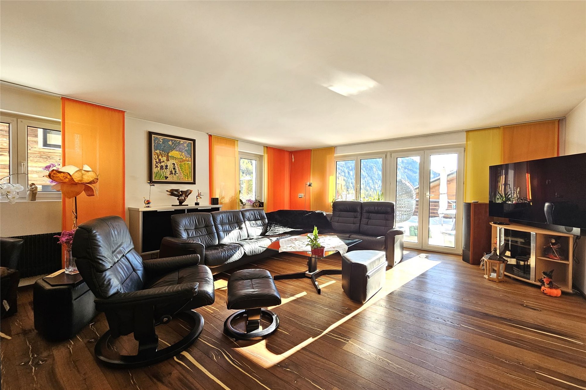 Helles Wohnzimmer mit Bergblick