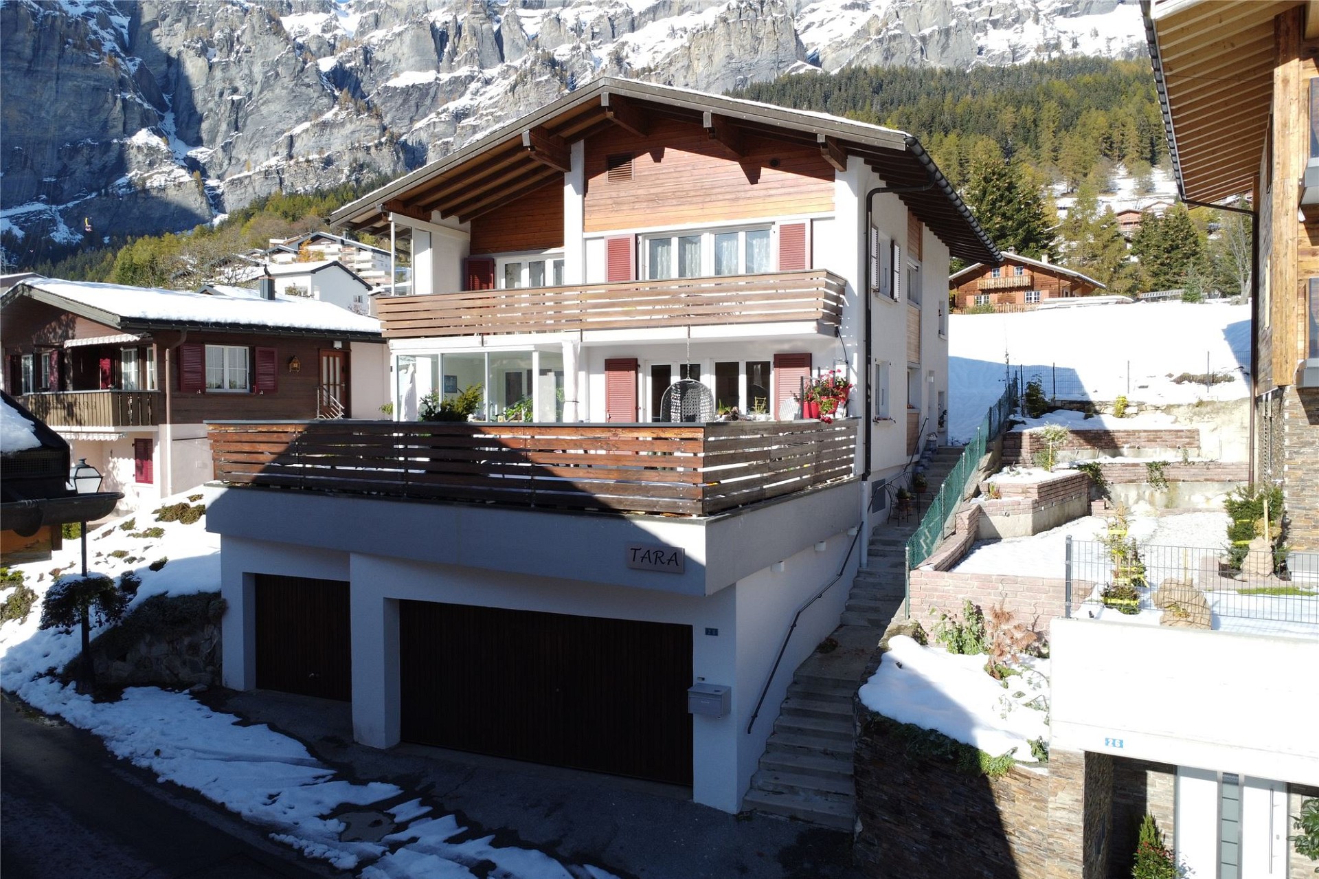 Alpine Wohnhaus mit Balkon und Garage