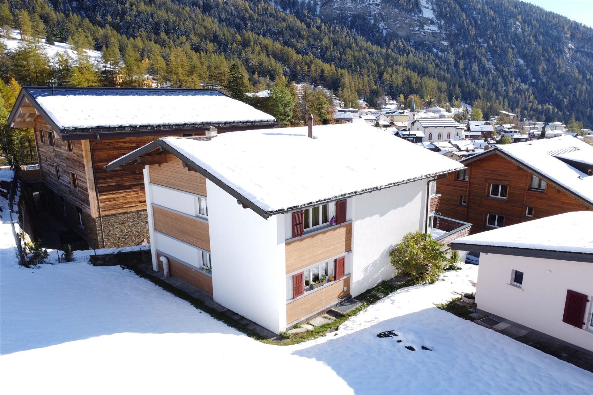 Verschneite Chalets im Bergdorf