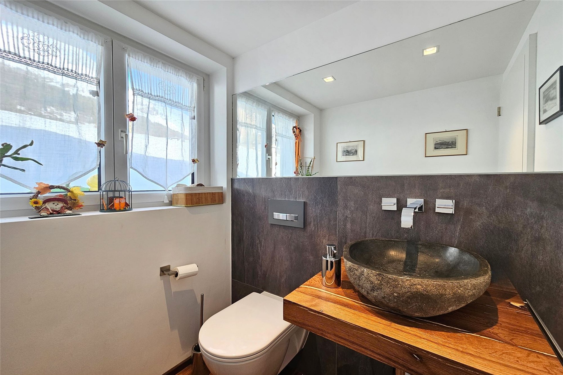 Modernes Gäste-WC mit Naturstein-Waschbecken