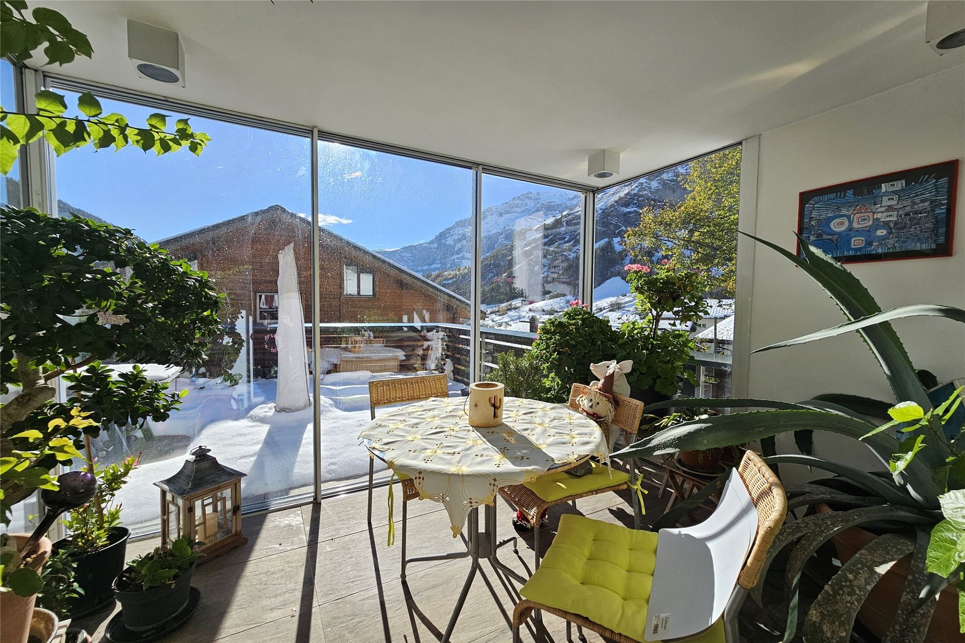 Verglaster Wintergarten mit Bergblick