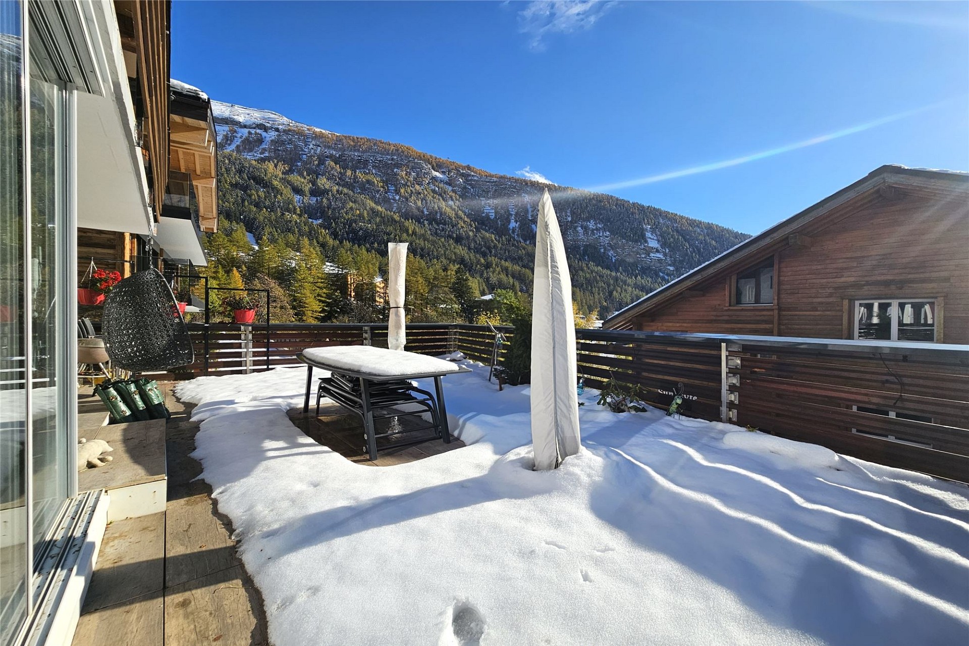 Schneebedeckte Terrasse mit Bergblick