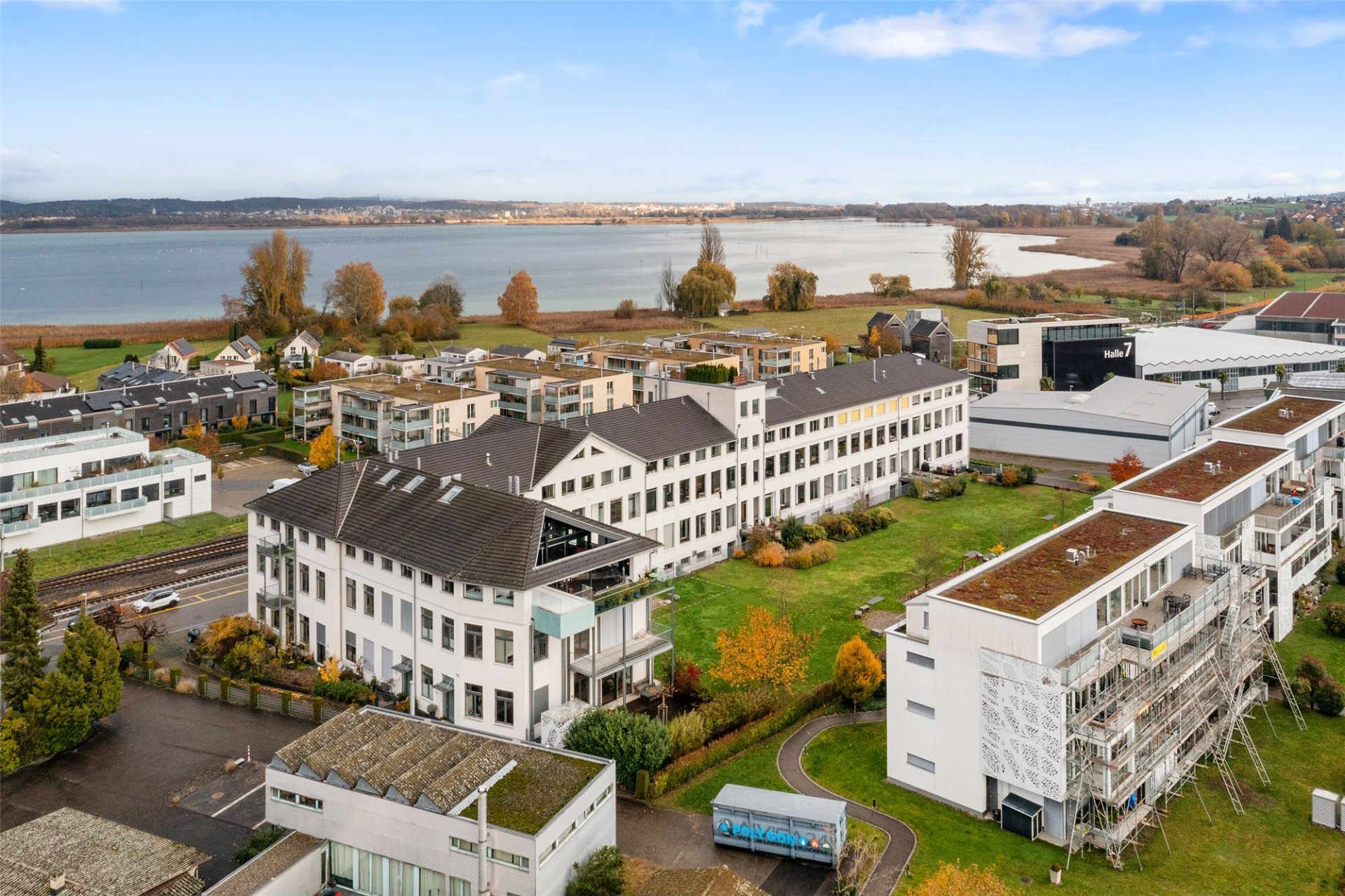 Luftaufnahme eines Wohn- und Gewerbequartiers am See