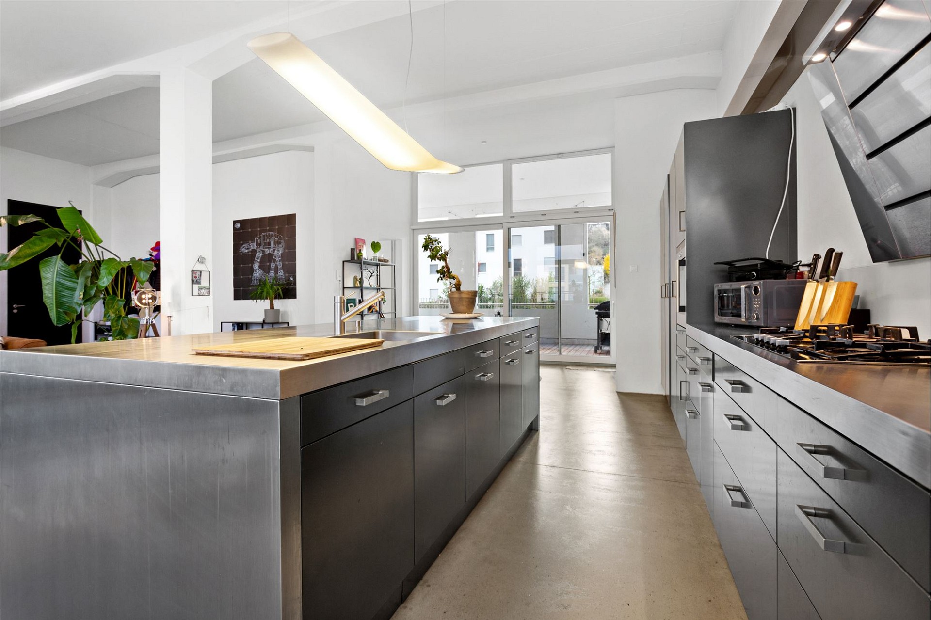 Moderne Küche mit großem Edelstahlkochblock