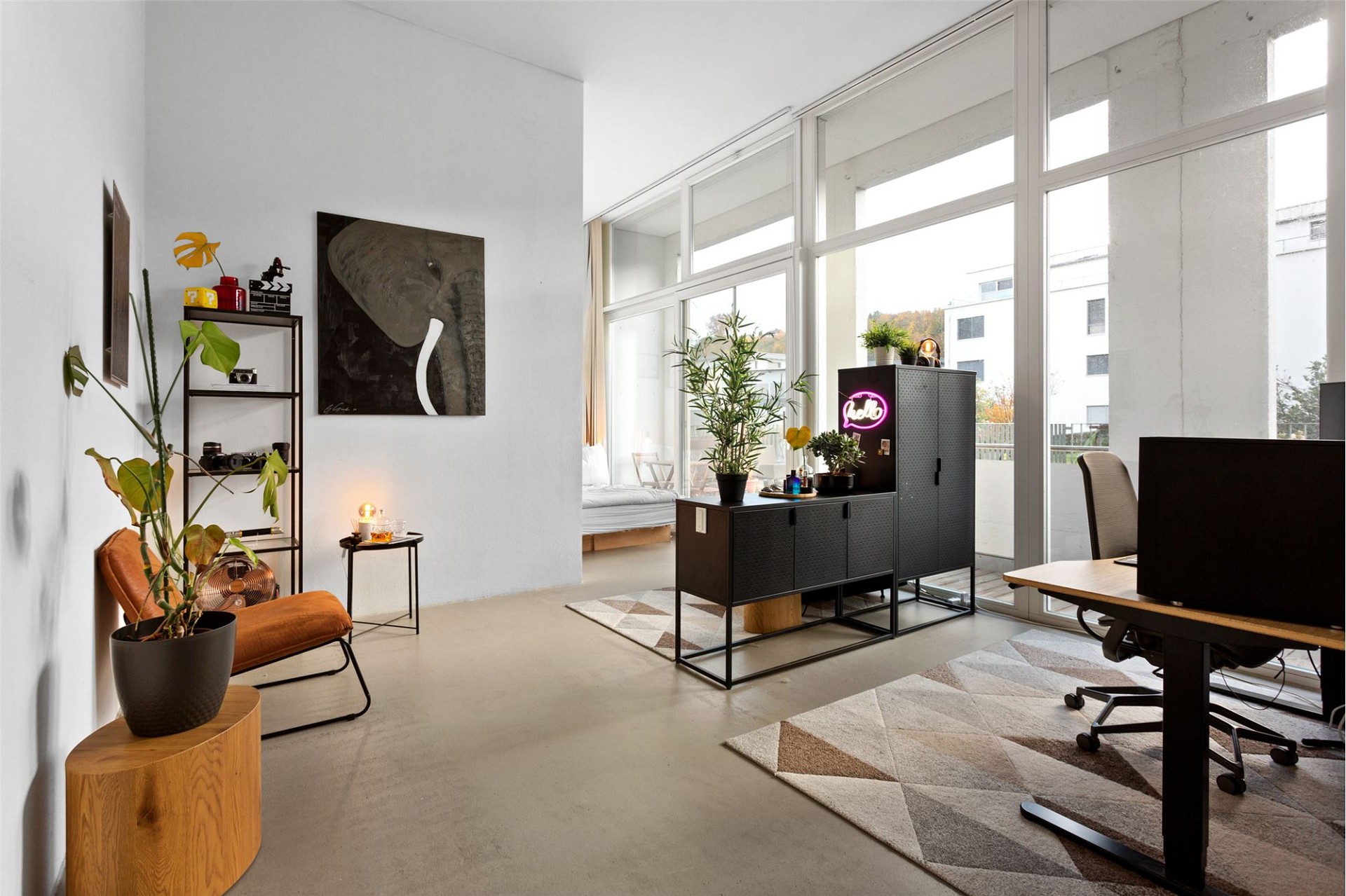 Modernes, lichtdurchflutetes Arbeitszimmer mit hoher Decke