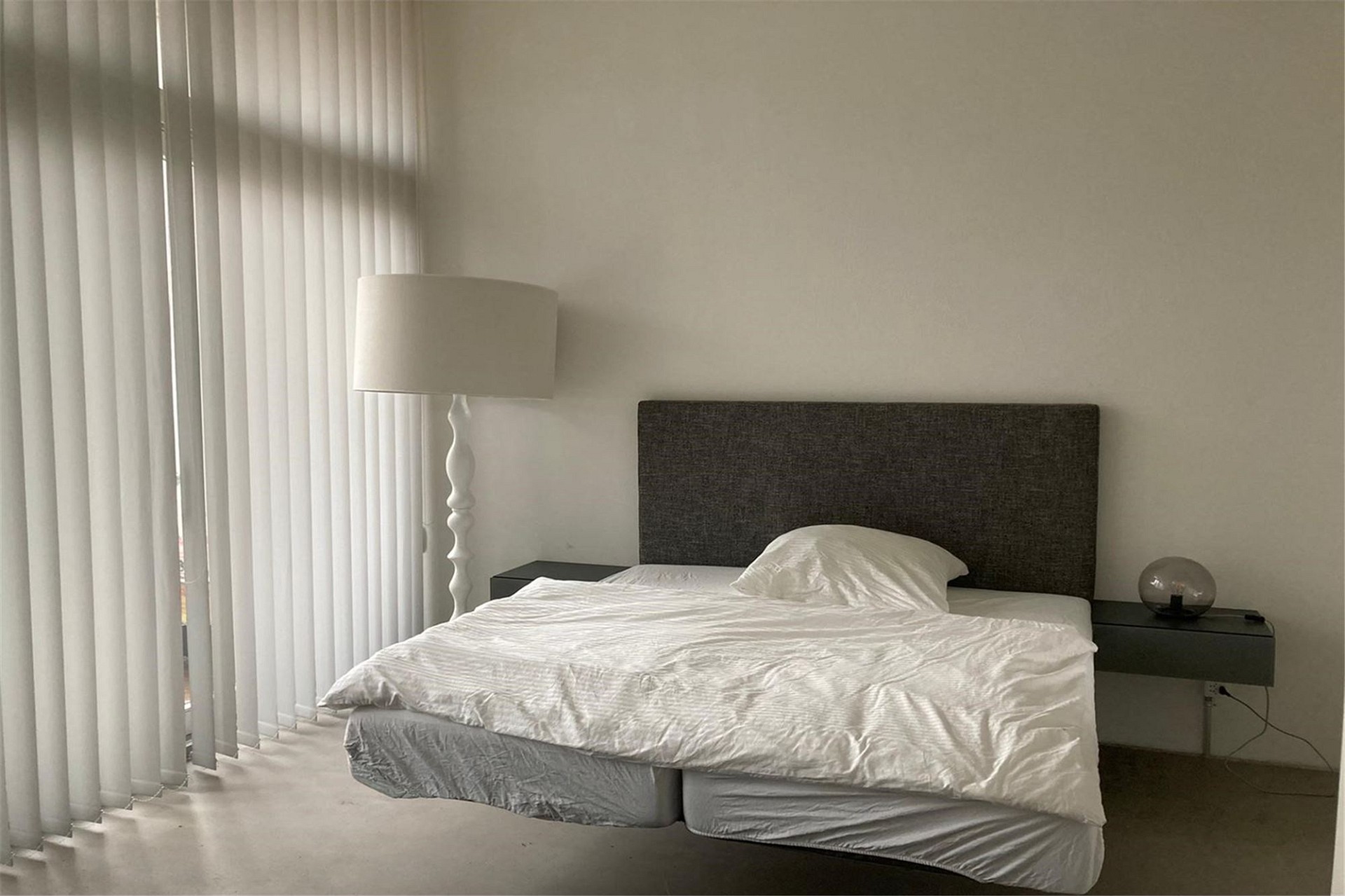 Schlichtes Schlafzimmer mit Tageslicht
