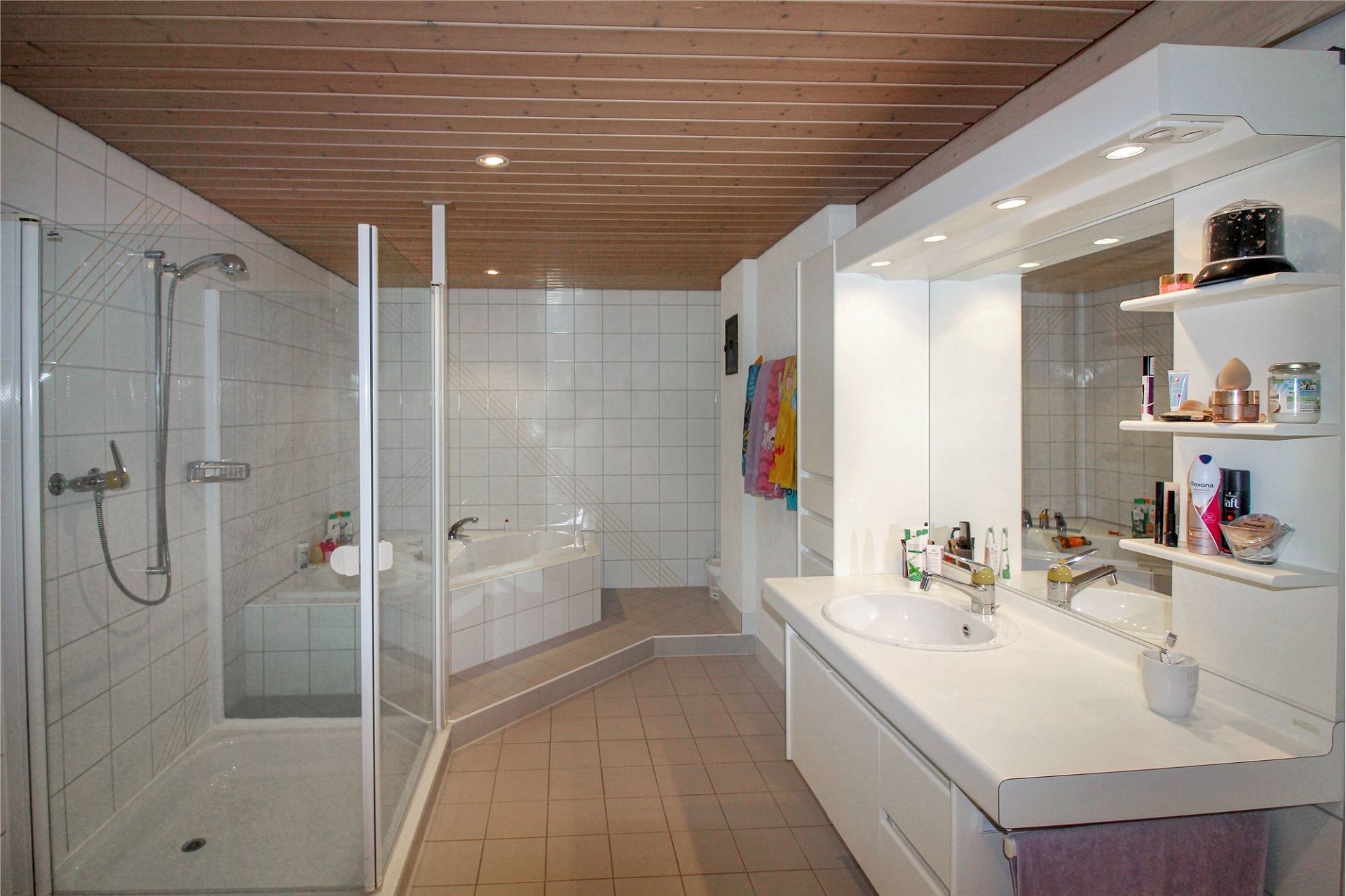 Badezimmer mit Dusche und Doppelwaschtisch
