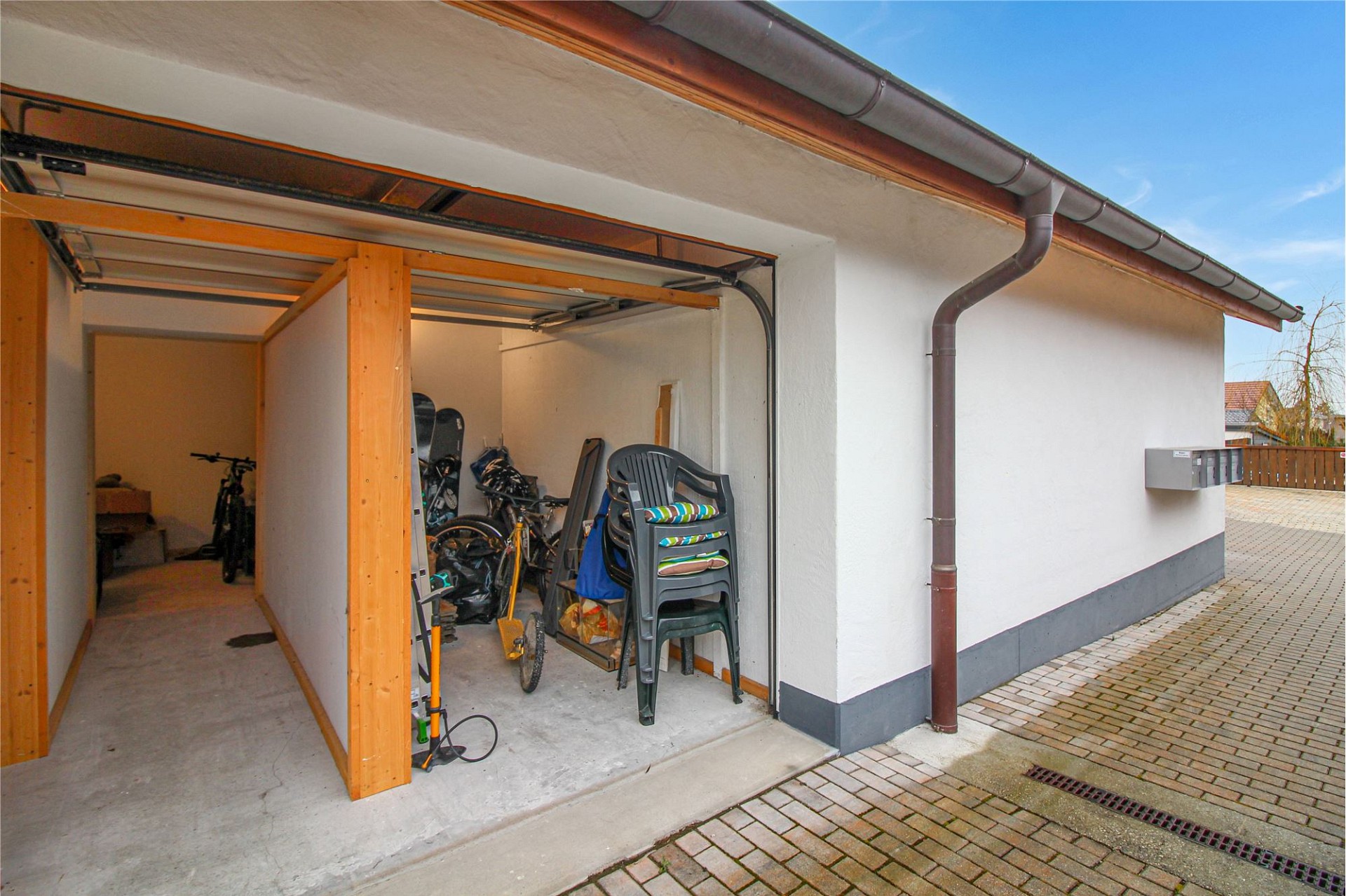 Garage mit offener Zufahrt