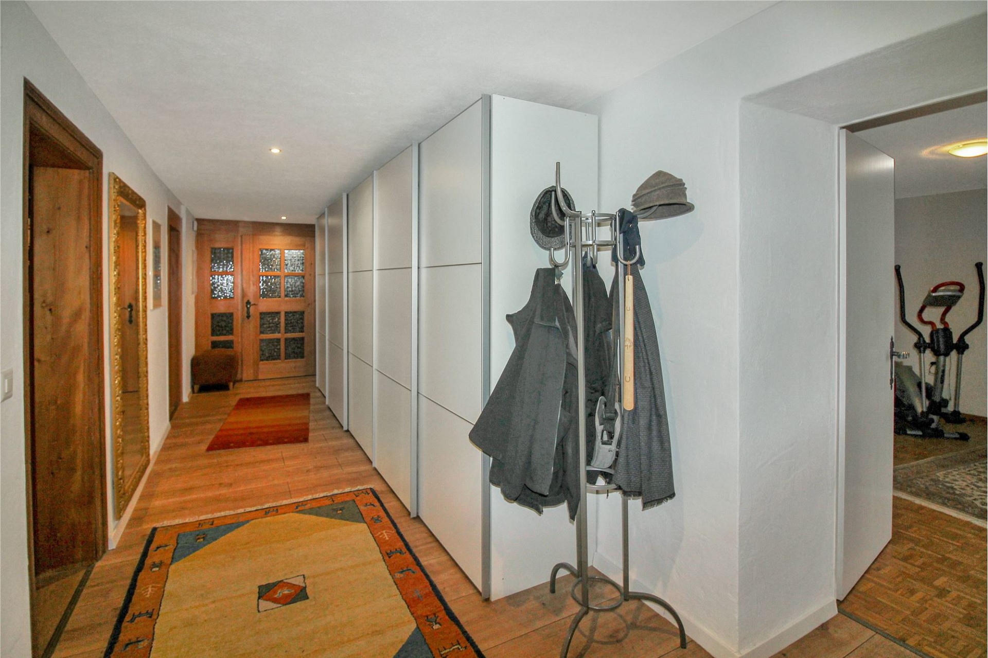 Heller Flur mit Garderobe und Einbauschränken