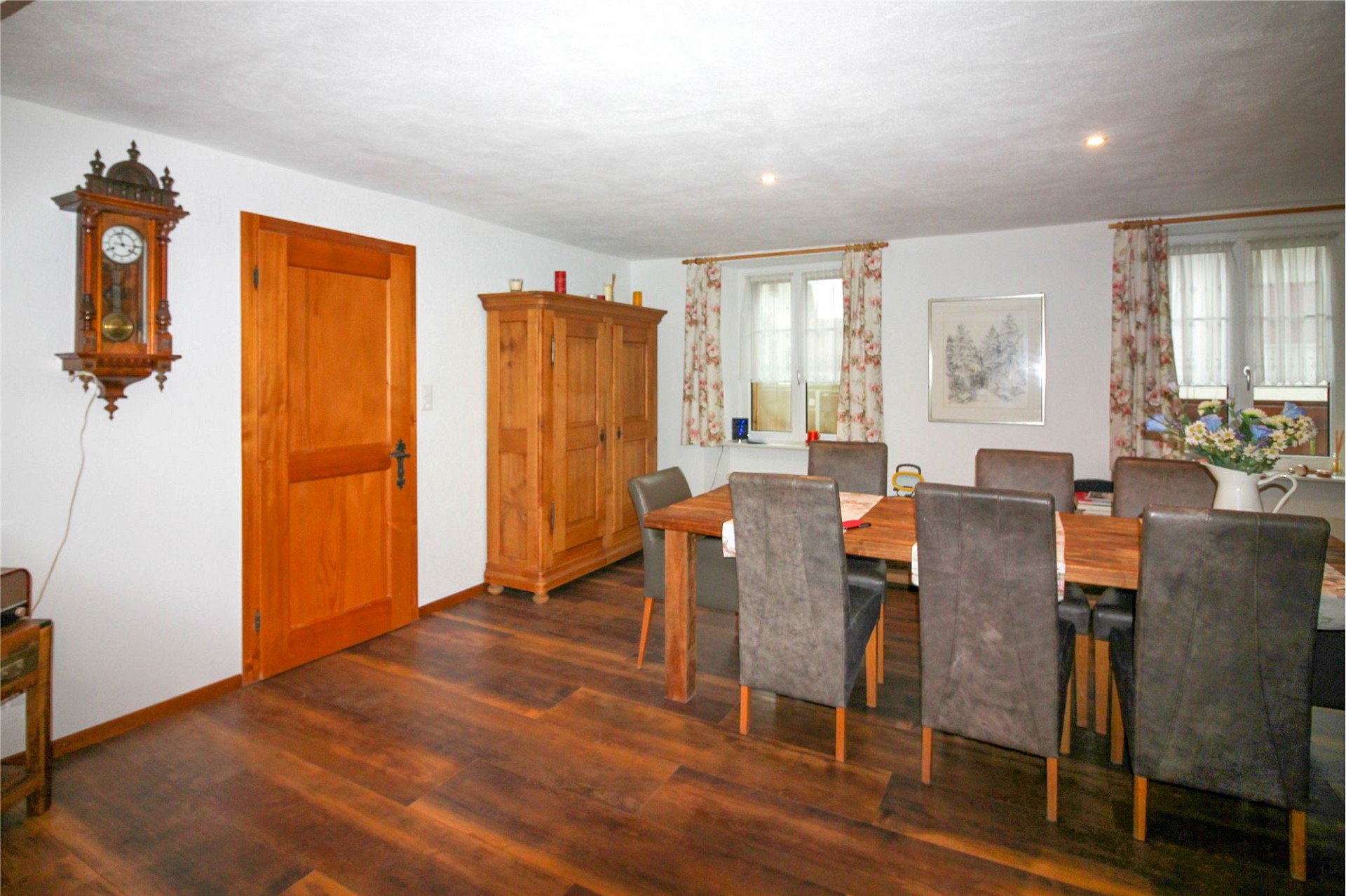 Esszimmer mit Holzmöbeln