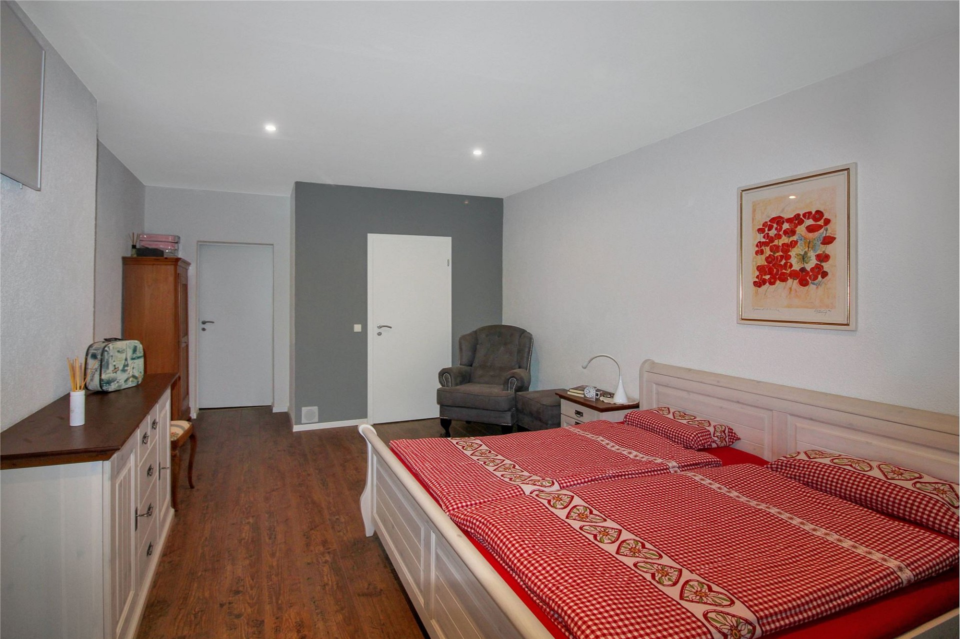 Schlafzimmer mit Doppelbett und Sitzbereich