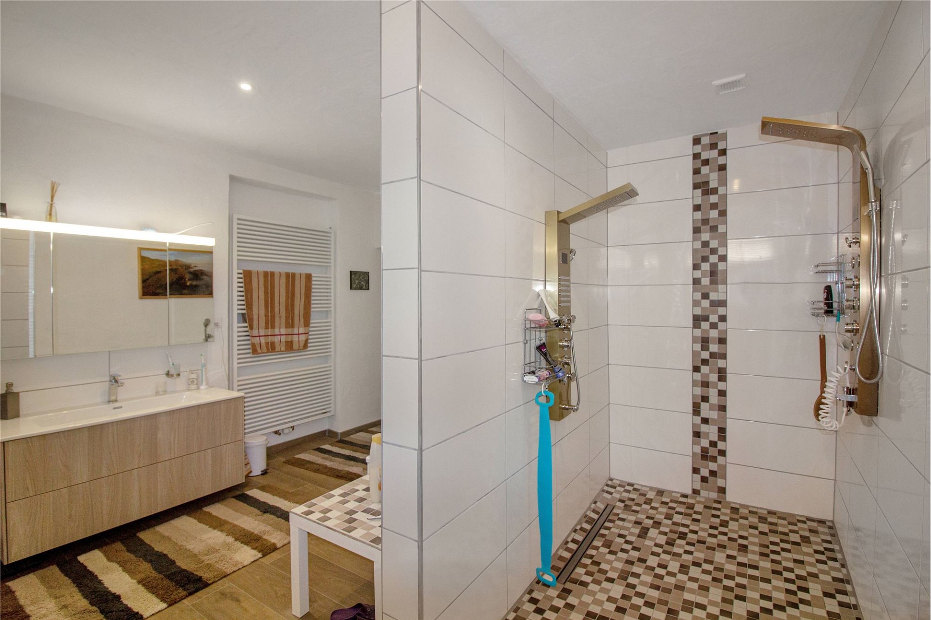 Modernes Badezimmer mit begehbarer Dusche