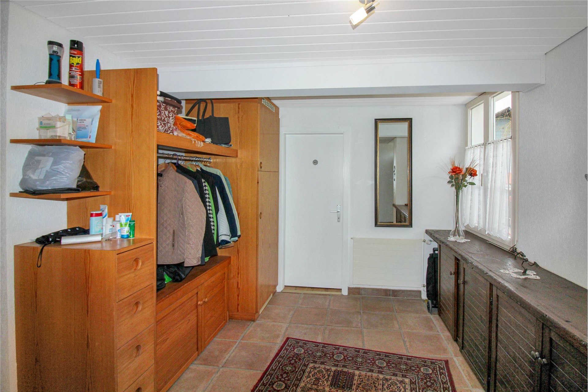 Flur mit Einbauschrank und Fensterbank