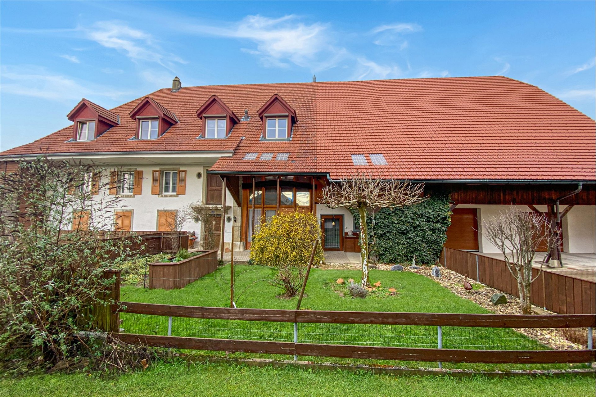 Landhaus mit großem Satteldach und Garten