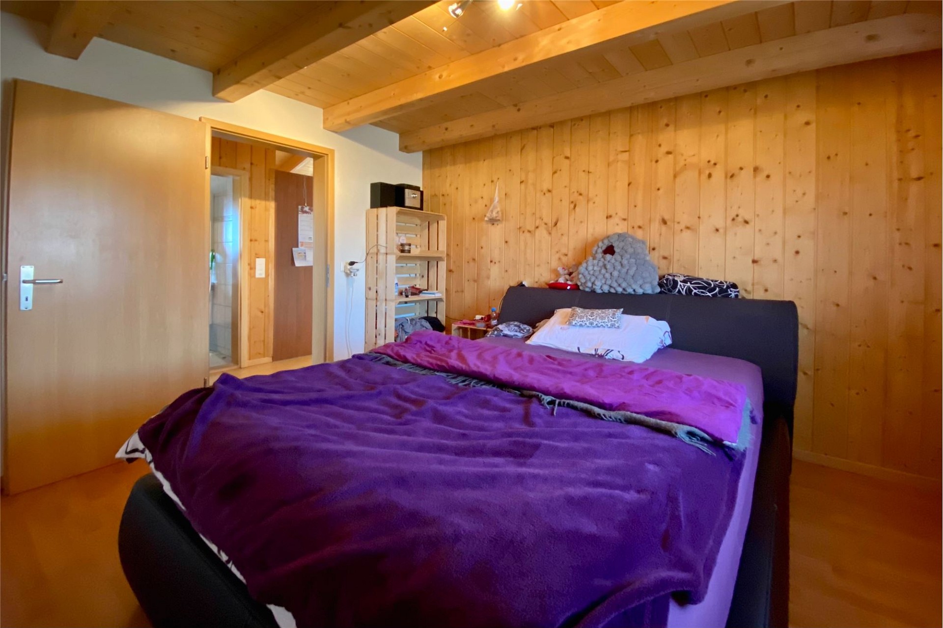 Gemütliches Schlafzimmer mit Holzvertäfelung