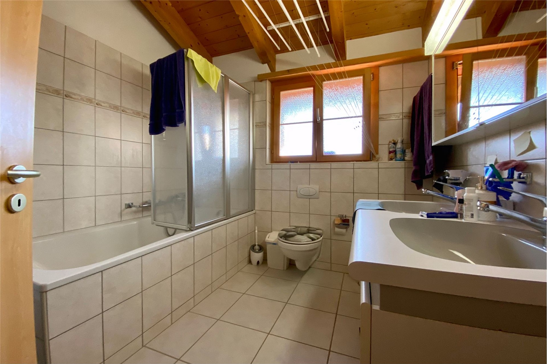 Bad mit Badewanne und Dachschräge