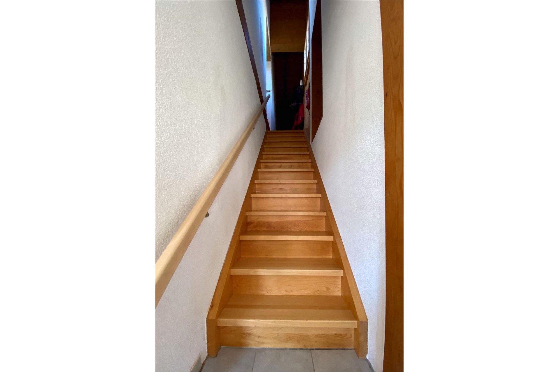 Holztreppe im schmalen Treppenhaus