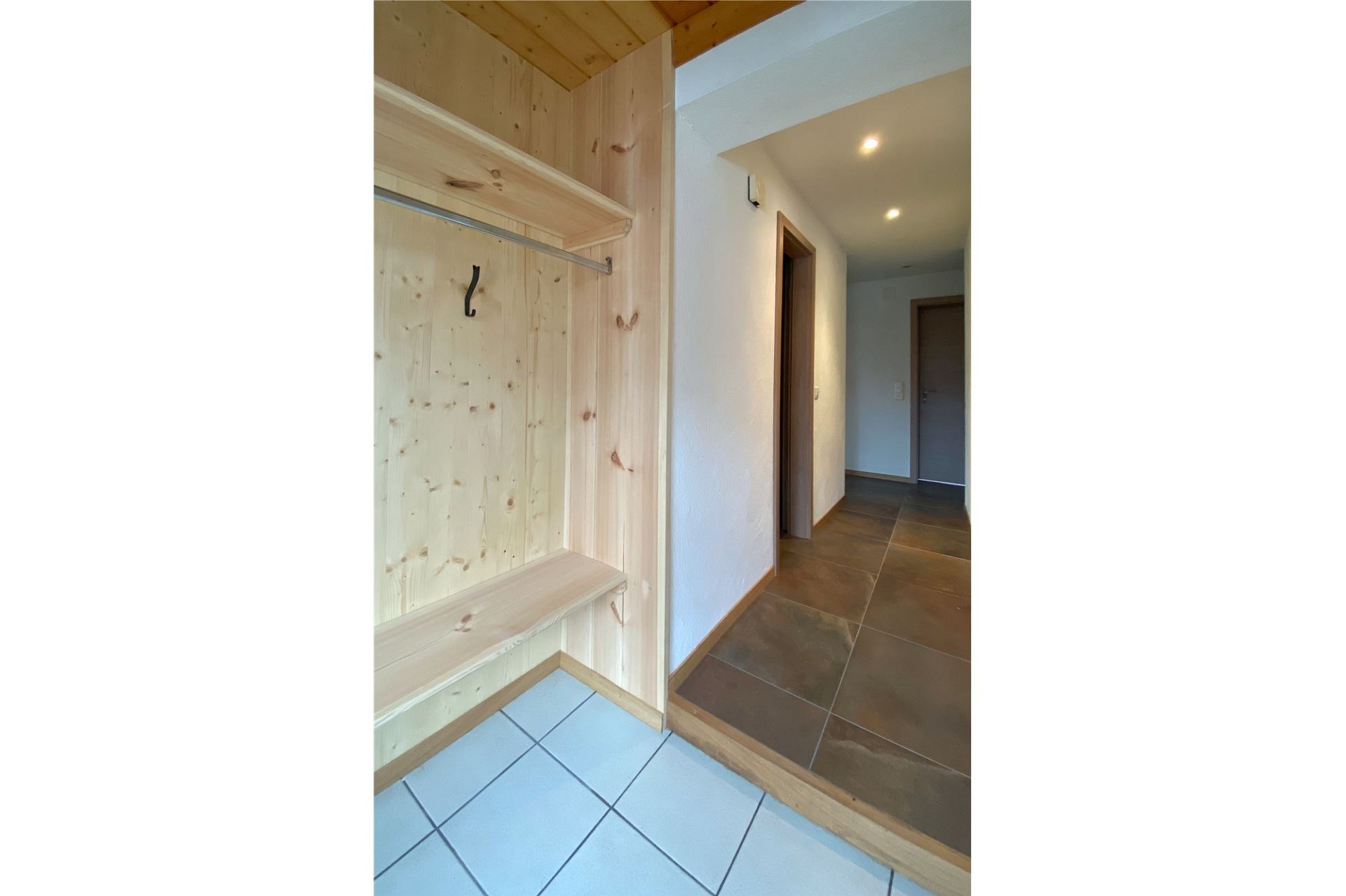 Eingangsbereich mit Garderobennische und Flur