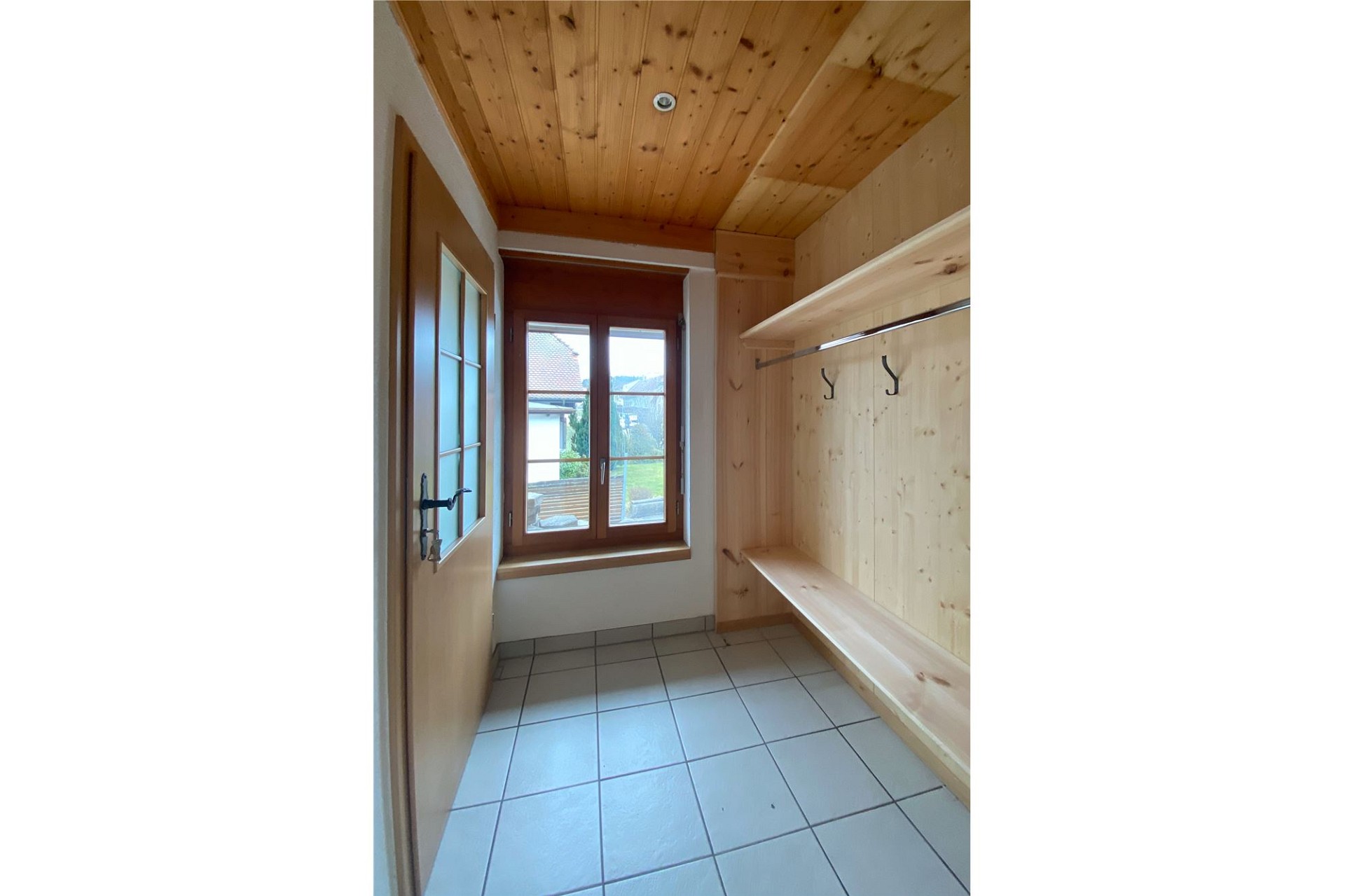 Heller Eingangsbereich mit Holzverkleidung