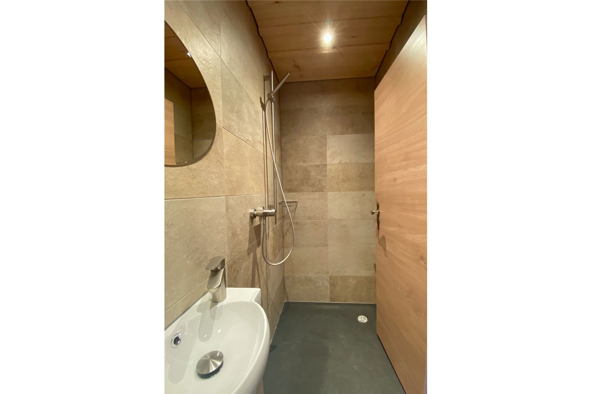 Kompaktes Badezimmer mit Dusche und Waschbecken