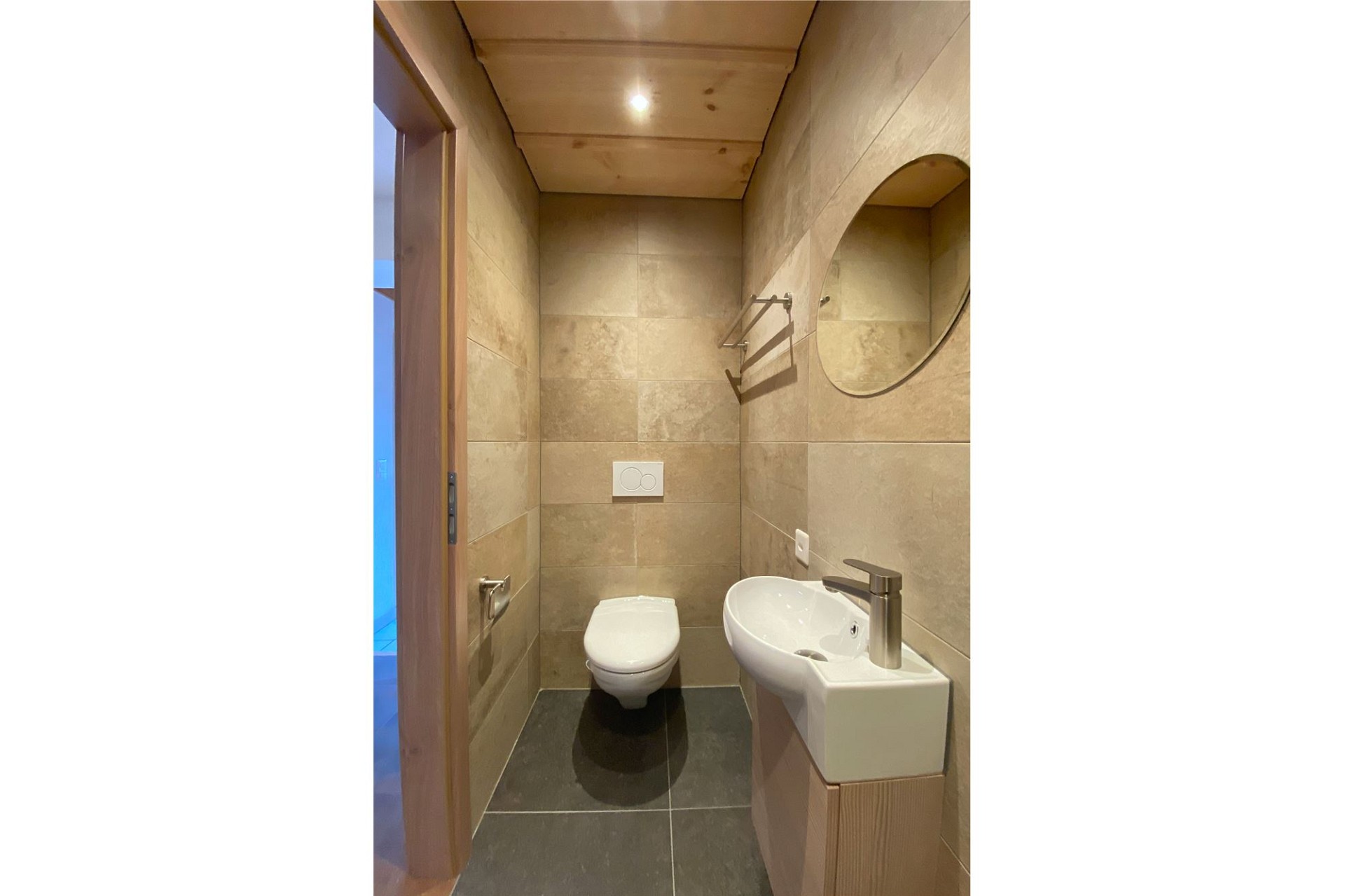 Kleines Gäste-WC mit Natursteinoptik