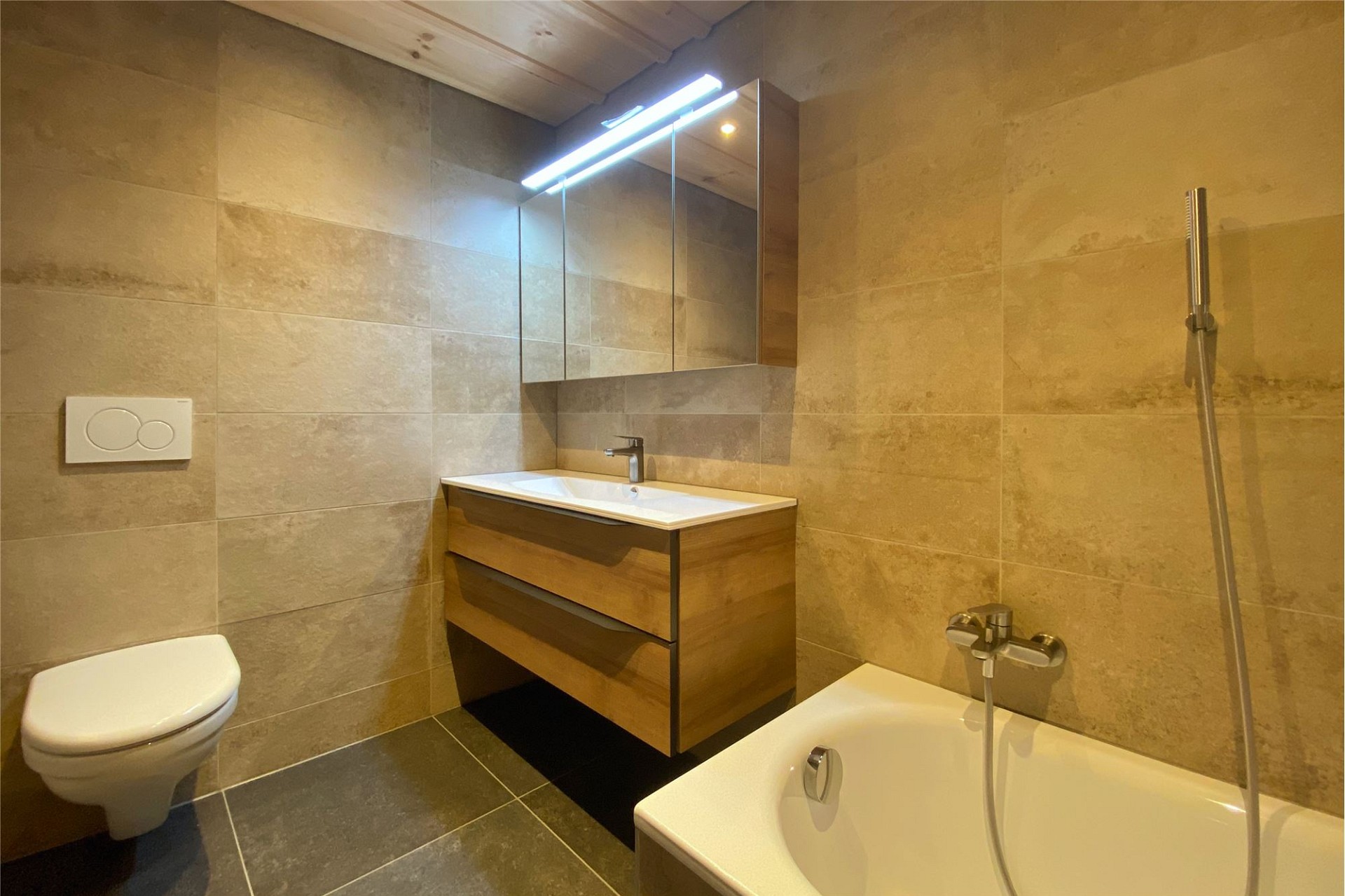 Modernes Badezimmer mit Badewanne und Waschtisch