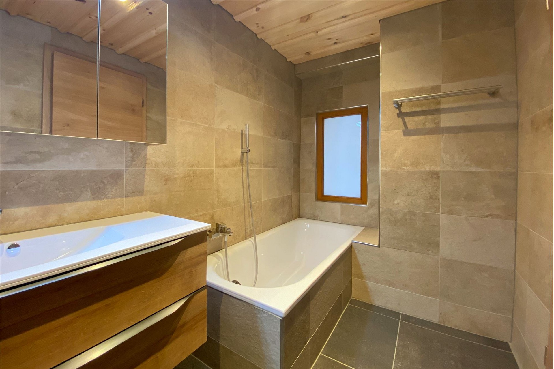 Modernes Badezimmer mit Badewanne und Holzdetails