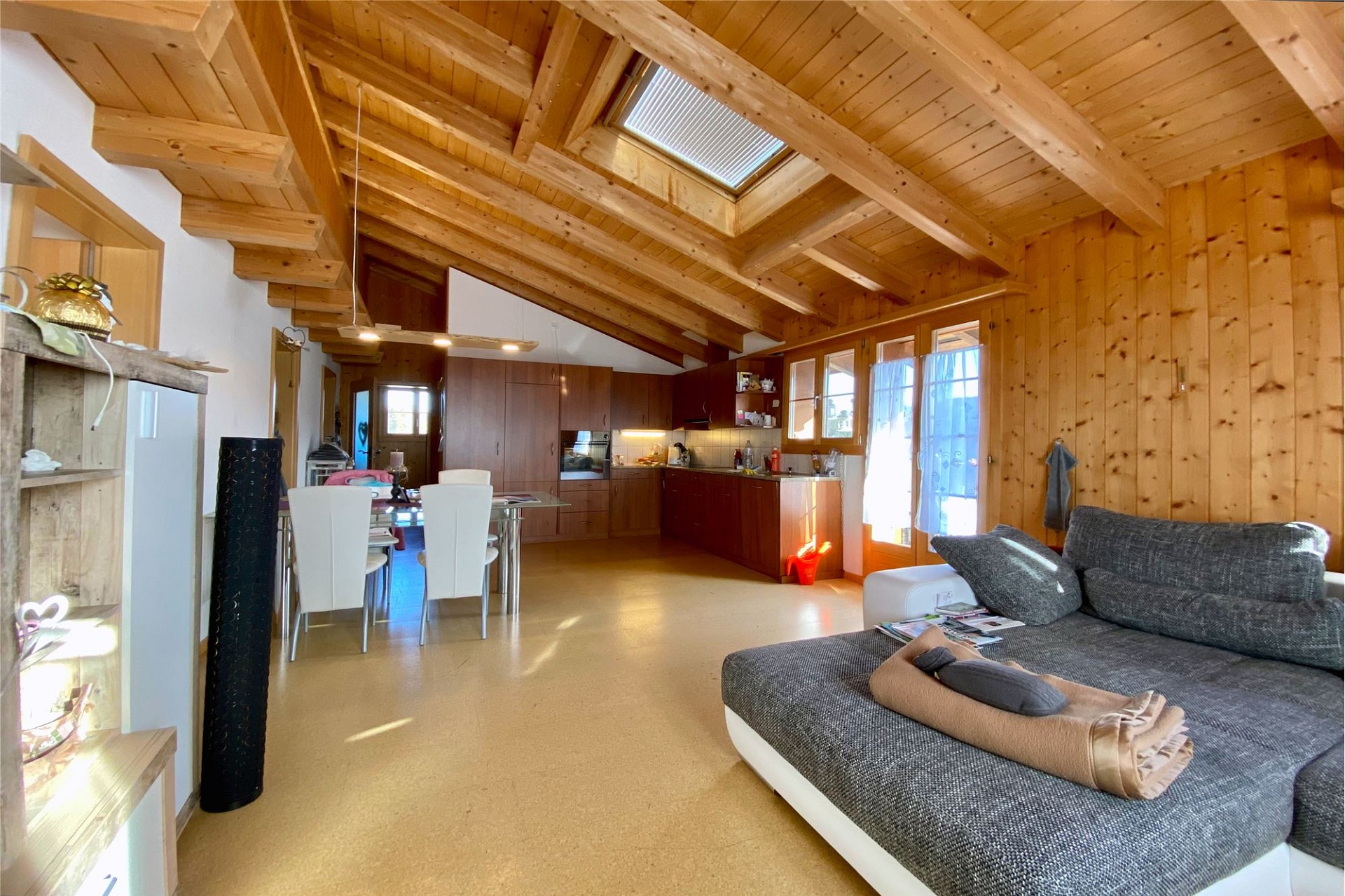Offener Wohn- und Küchenbereich mit Holzdecke