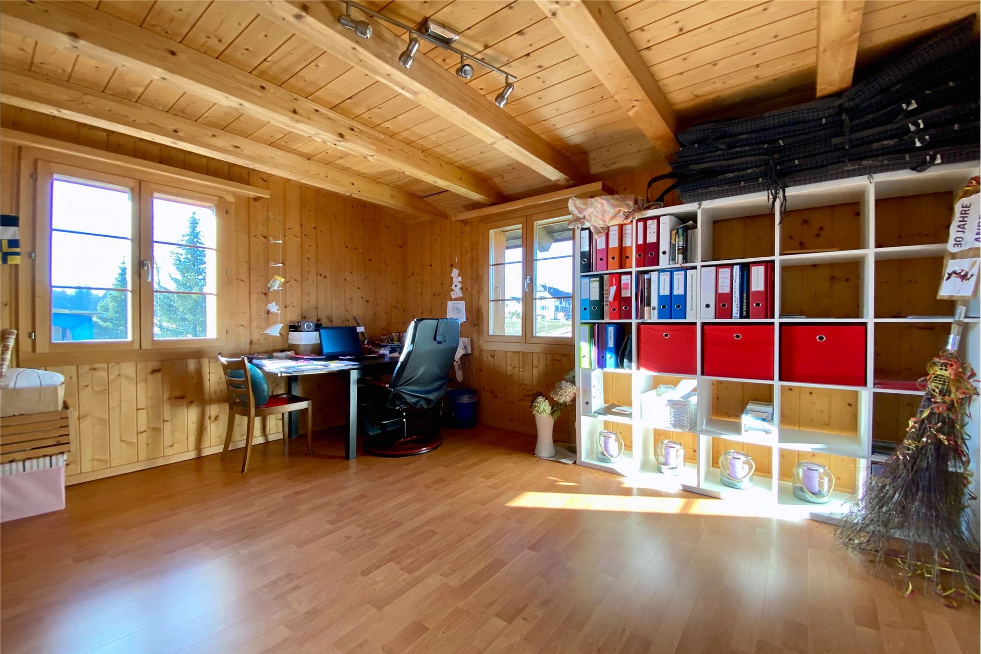 Holzverkleidetes Arbeitszimmer mit Dachschräge