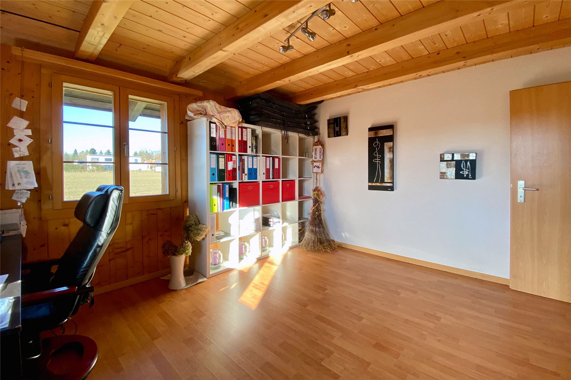 Helles Arbeitszimmer mit Holzdecke
