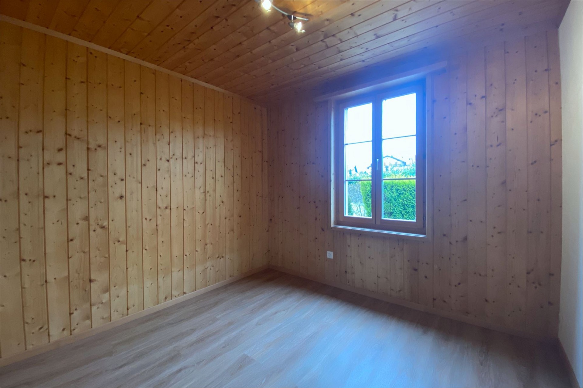 Leerer Holzraum mit Fenster