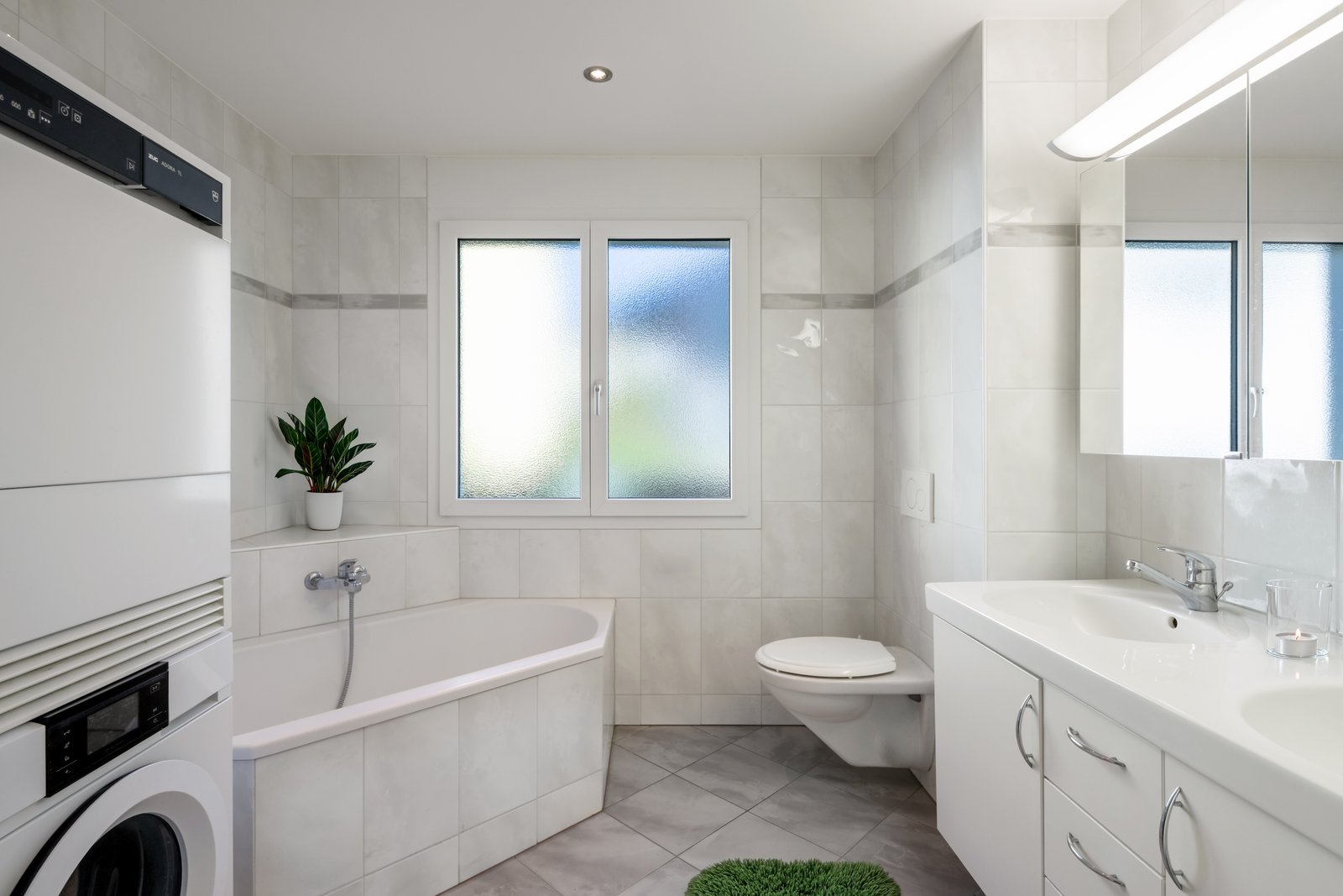 Helles Badezimmer mit Badewanne und Waschtisch