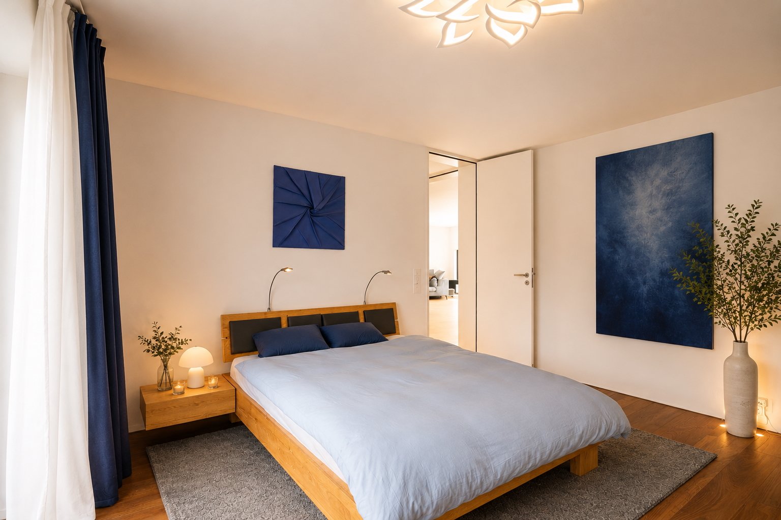Modernes Schlafzimmer mit blau-weißer Gestaltung