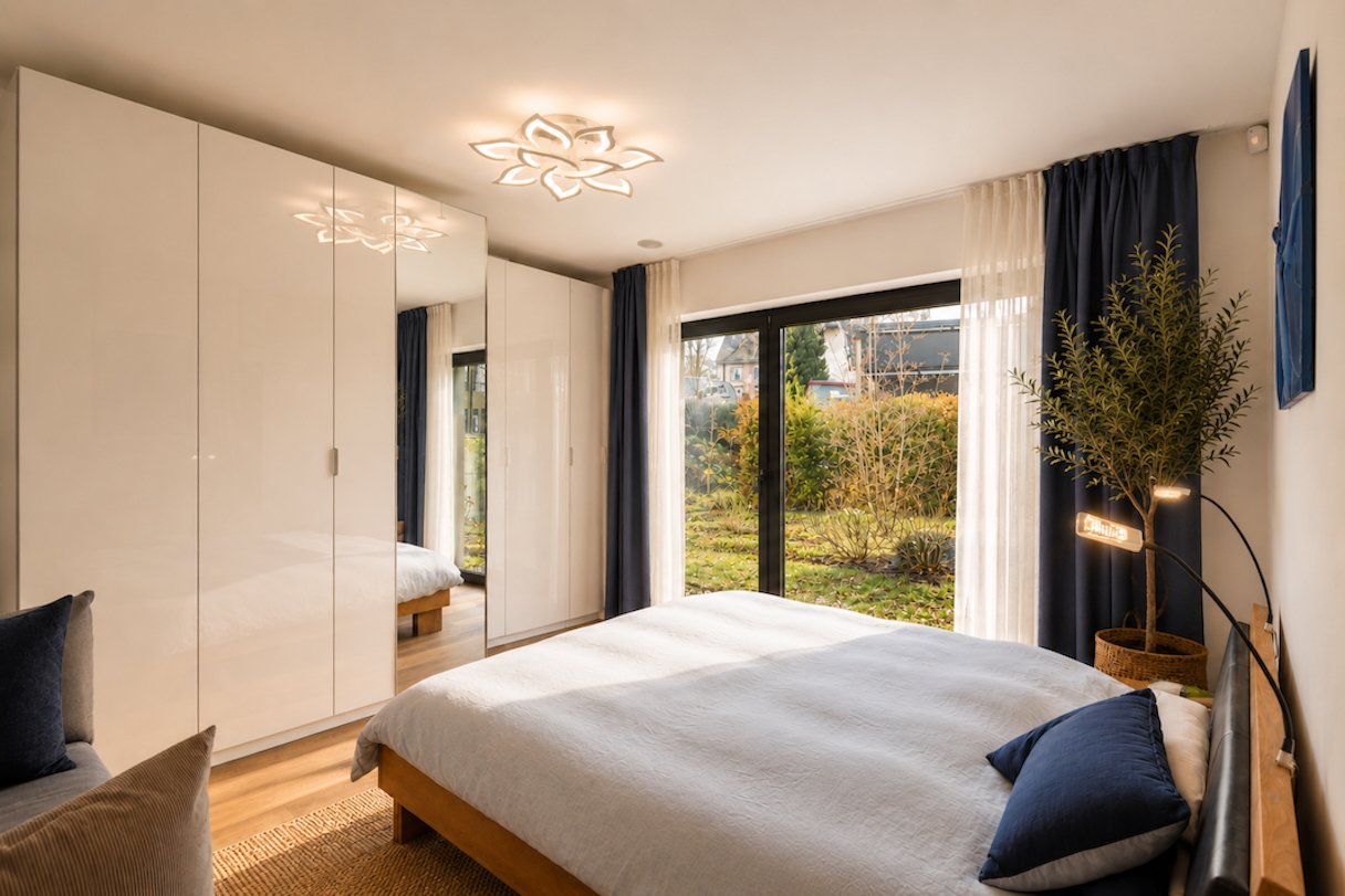 Modernes Schlafzimmer mit Blick ins Grüne
