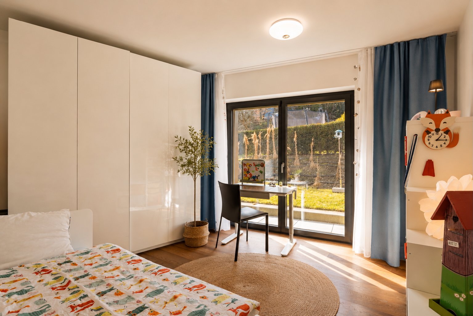 Helles Kinderzimmer mit Gartenblick